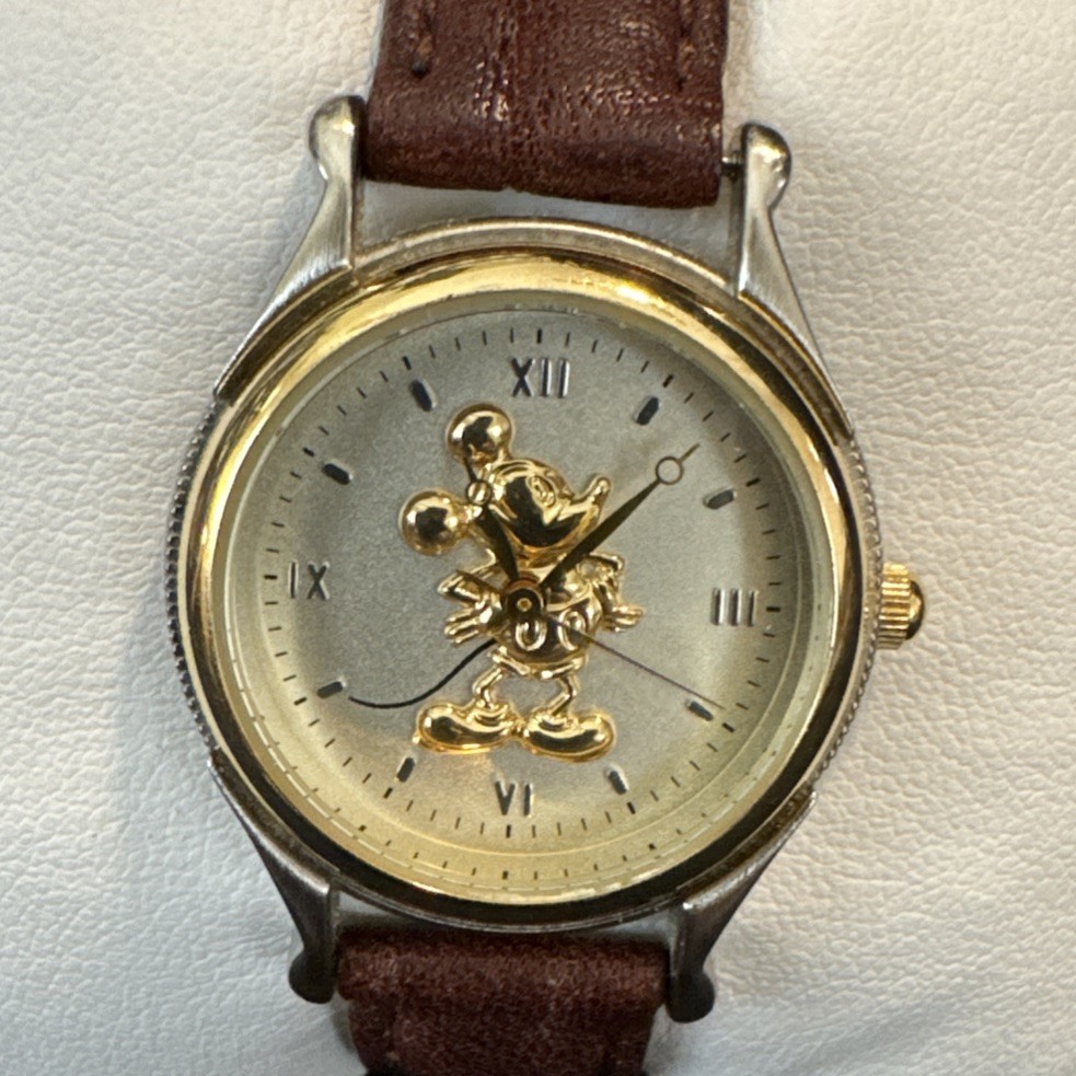 Vintage The Disney Store Mickey Mouse Watch DS-1067 Gold 3D Emblem RUNS