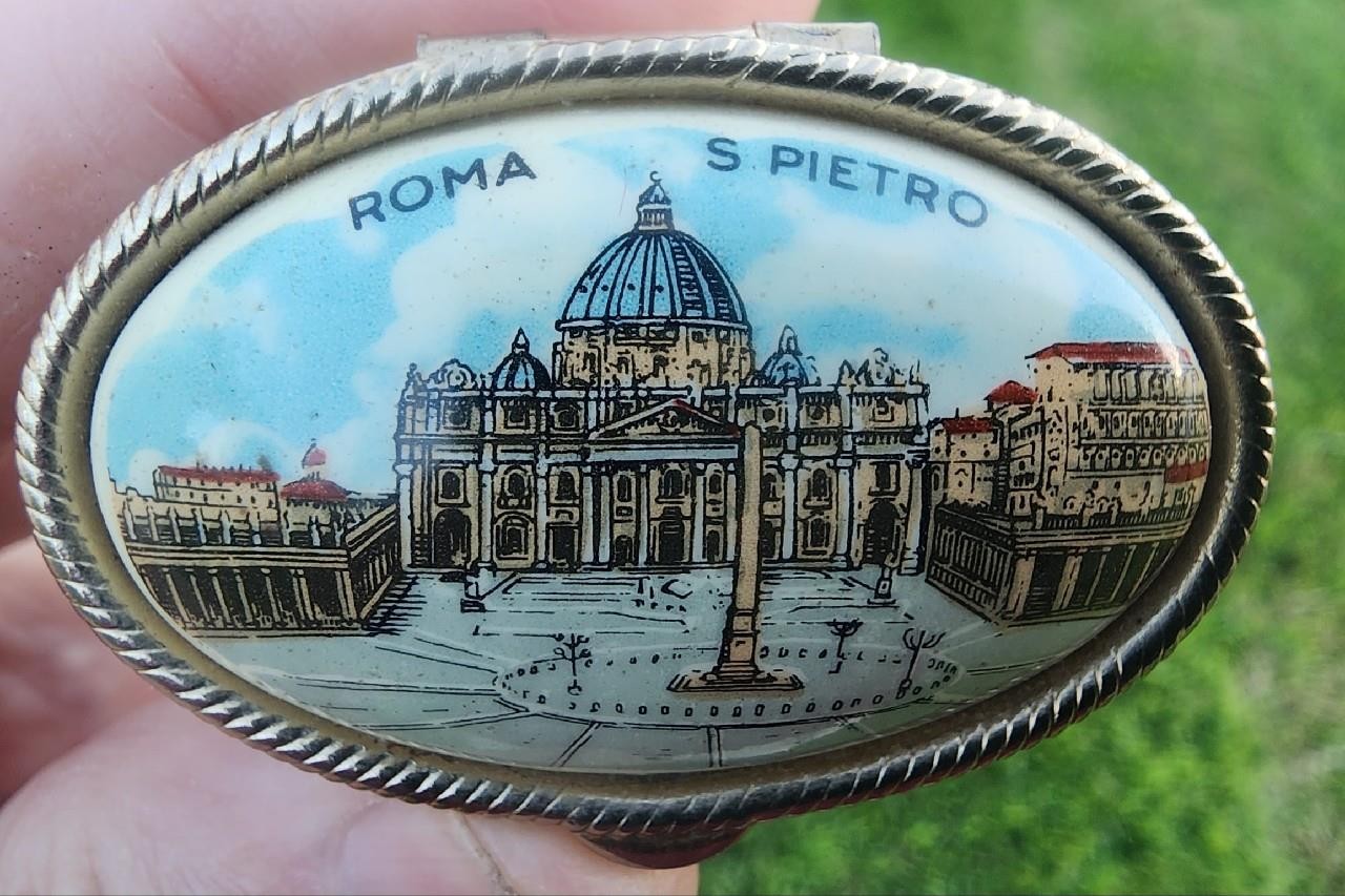VINTAGE  ITALIAN ROMA S. PIETRO PORCELAIN & GOLD TONE METAL TRINKET BOX PILL BOX