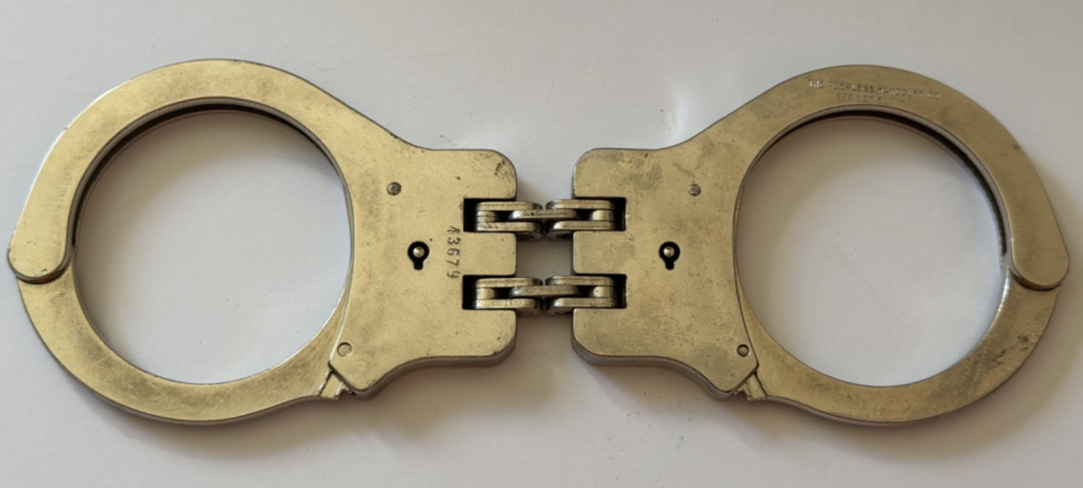 VINTAGE PEERLESS HINGED HANDCUFFS WITH KEY TESTED WORKING EUC VINTAGE PEERLESS HINGED HANDCUFFS WITH KEY TESTED WORKING EUC