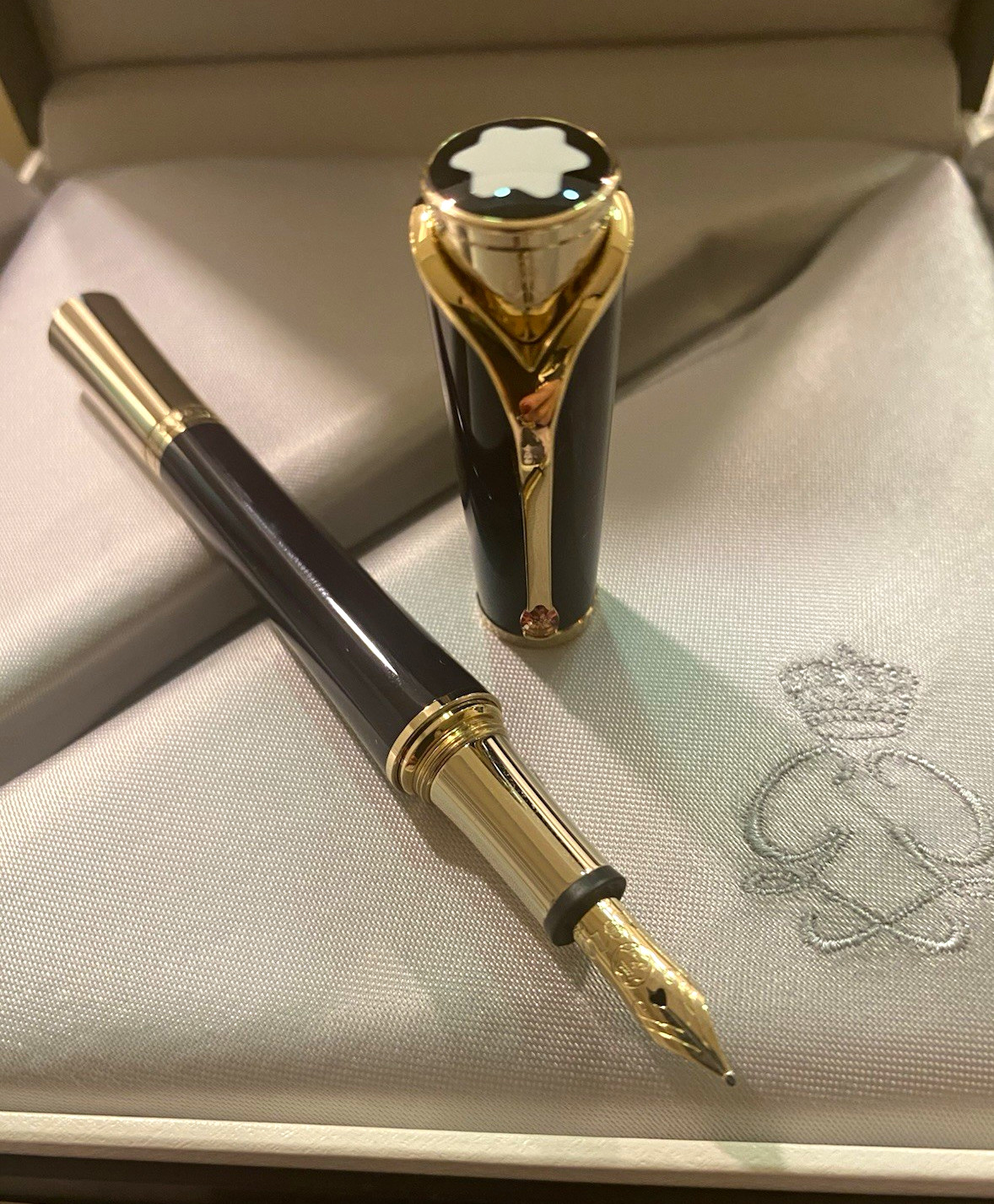 MontBlanc Princesse Grace de Monaco Special Edition Fountain Pen 18k New 