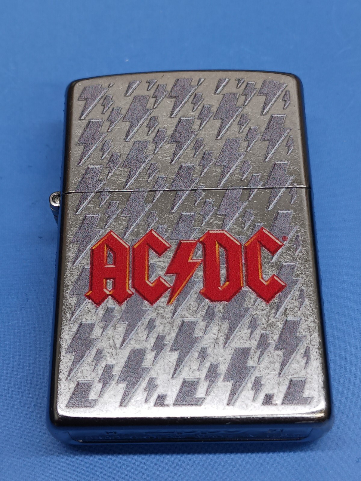 Zippo 49236 AC/DC Logo Street Chrome Zippo 49236 AC/DC Logo Street Chrome