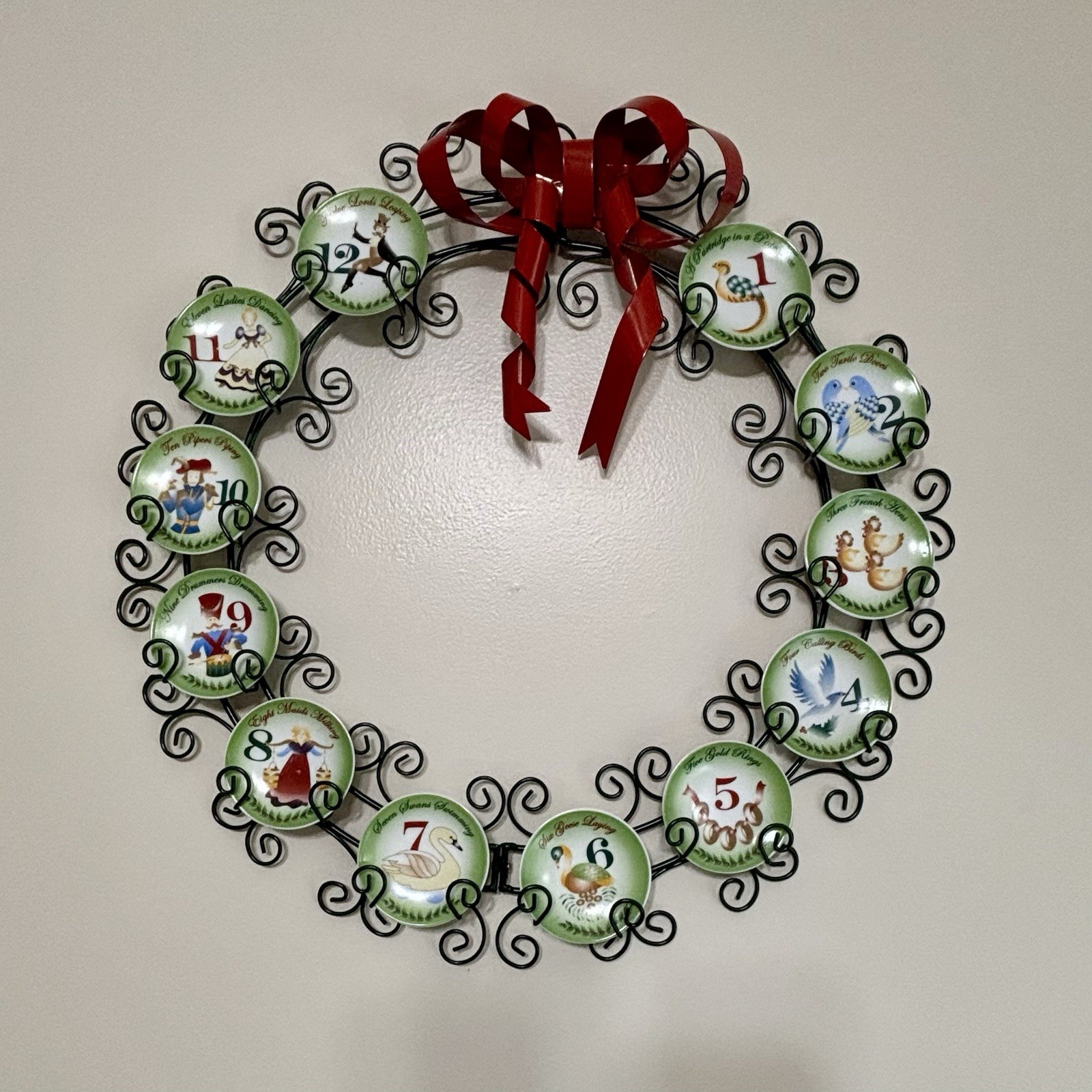 12 Days of Christmas Mini 3” Porcelain Plates w/Metal Wreath Holder 20” EUC