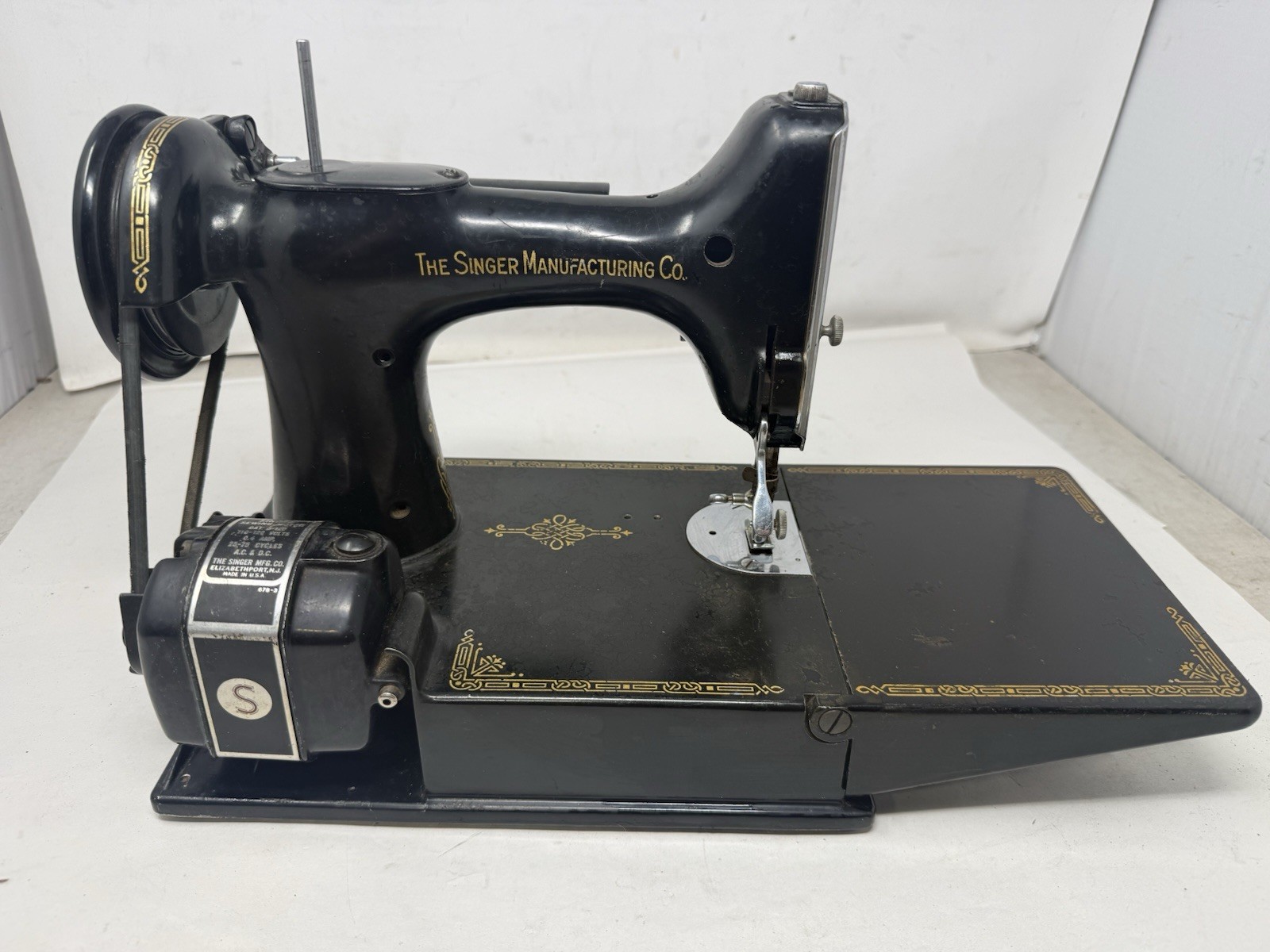 Singer Sewing Machine 221 Cat. 3-120 - Case, Foot Pedal & Accessories READ***