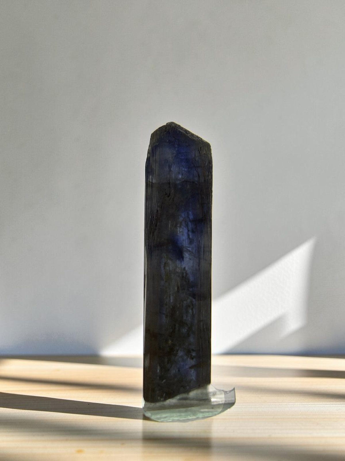Pleochroic Unheated Natural Tanzanite Crystal Bi Color , Raw Gemstone 7.5 cts