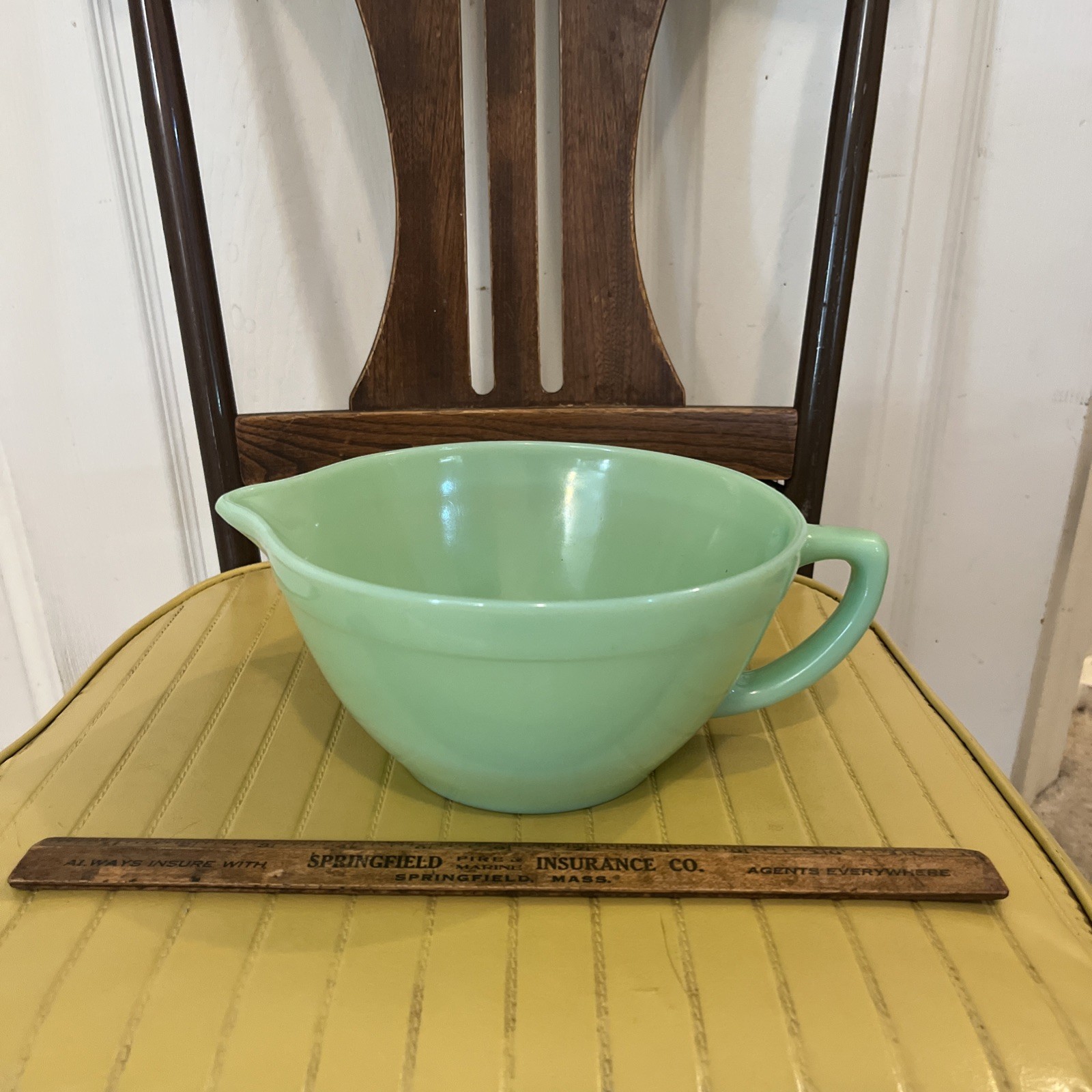 VINTAGE – FIRE-KING OVEN WARE JADEITE BATTER MIXING BOWL WITH POUR SPOUT AND 