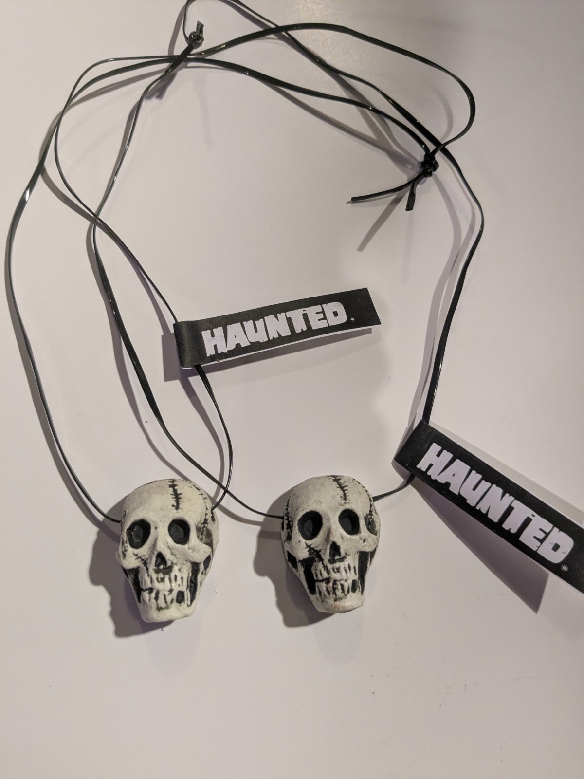 Haunted glow skull necklace x 2 randotti copy creepy Haunted glow skull necklace x 2 randotti copy creepy