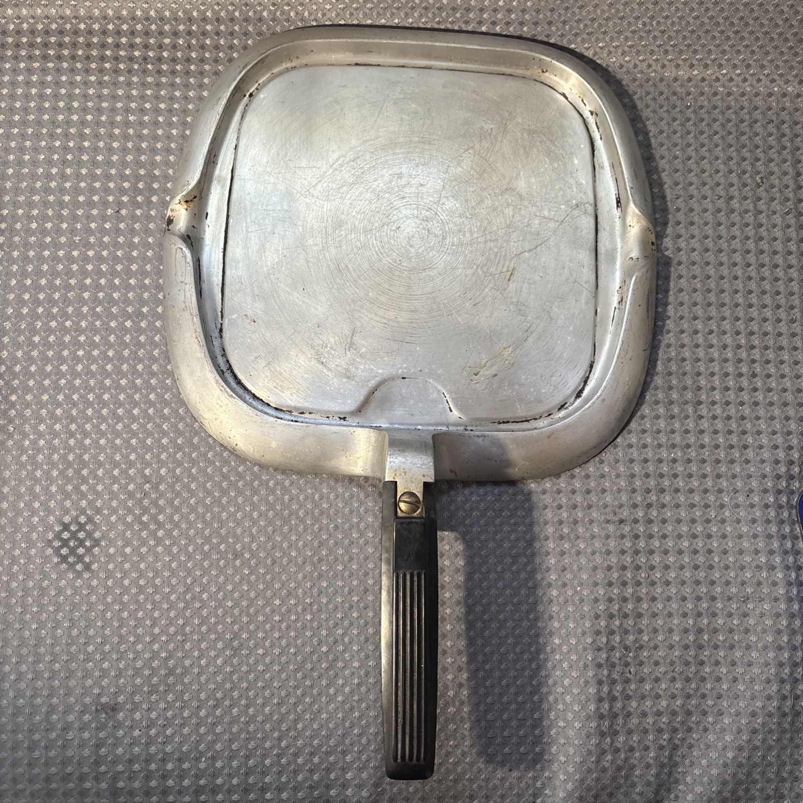 VINTAGE WAGNER WARE MAGNALITE DOUBLE SPOUT GRIDDLE BROILER SKILLET #4602M J2 VINTAGE WAGNER WARE MAGNALITE DOUBLE SPOUT GRIDDLE BROILER SKILLET #4602M J2