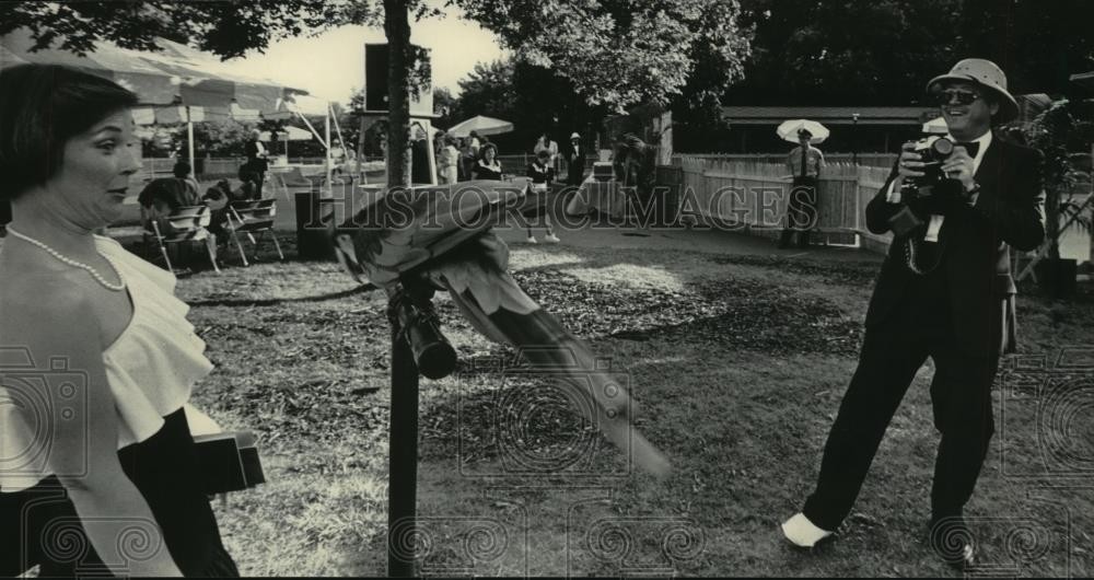 1984 Press Photo The Di Ullo\'s took photos of a macaw at the Milwaukee Zoo Ball