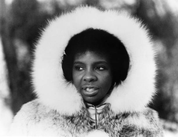 Photo of Gladys KNIGHT Posed portrait of Gladys Knight wearing whi- Old Photo