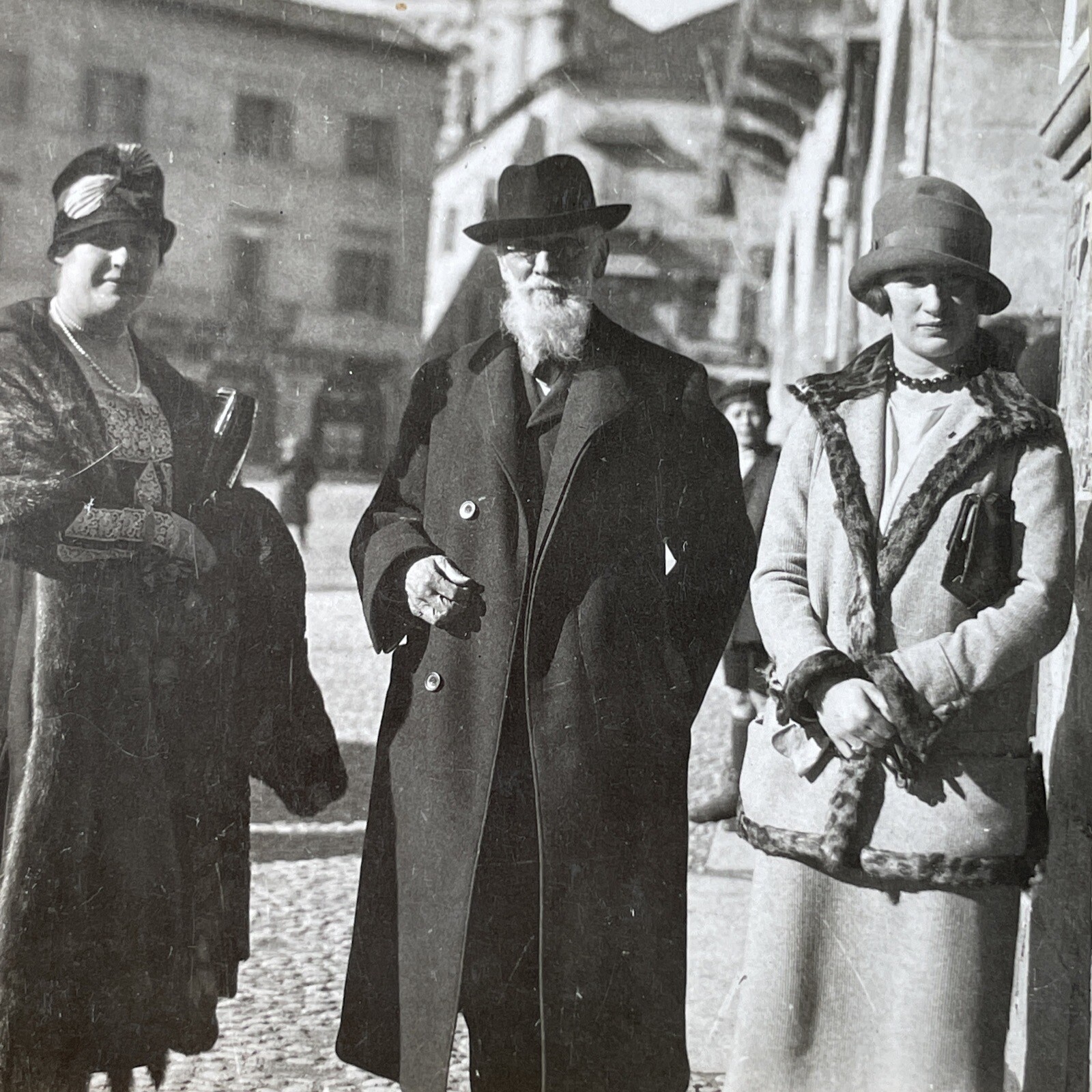 Italian Stereoview Card 1925 Older Man & Women City Street Scene