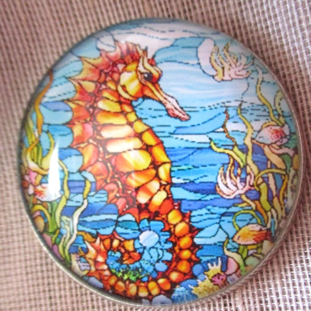 GLASS DOME STAINED GLASS PICTURE BUTTON -- LARGE SEAHORSE  30mm
