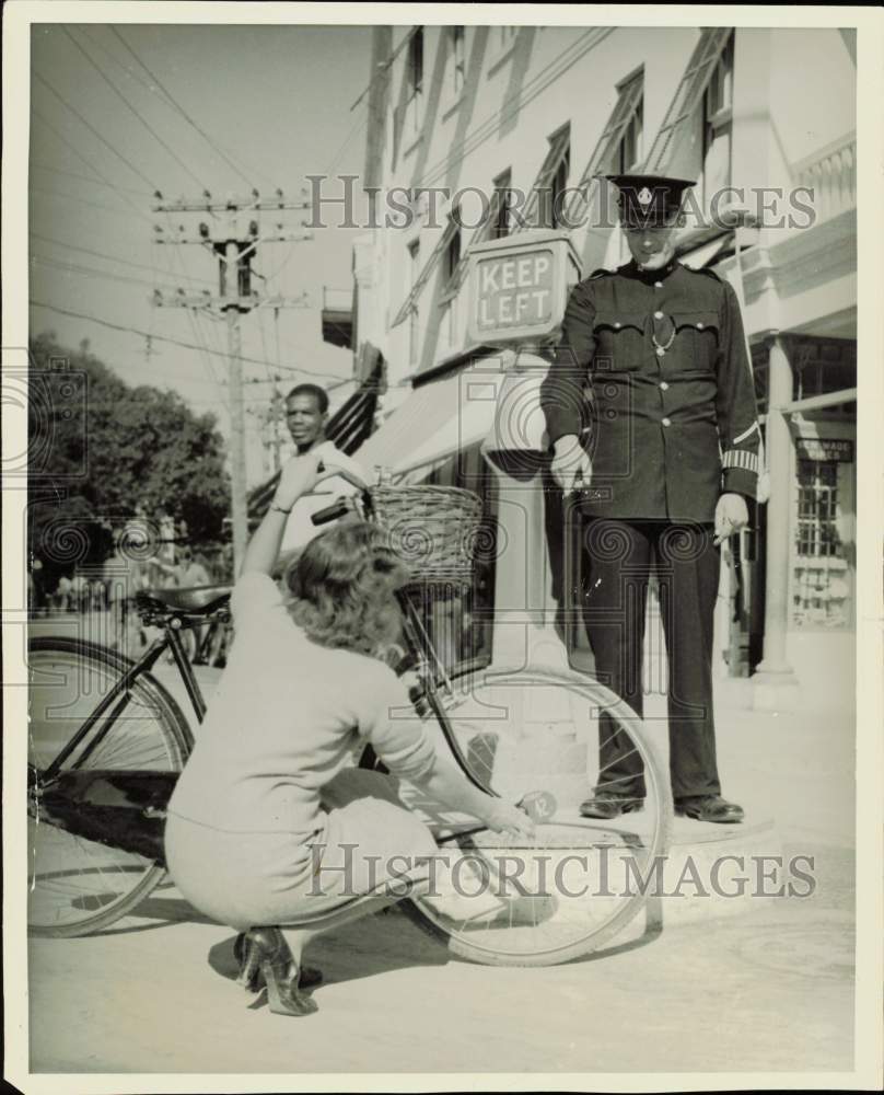 1939 Press Photo Police officer asks woman for her bicycle license in Bermuda