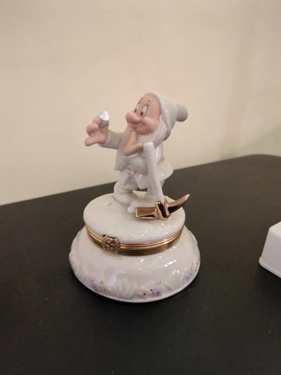 Lenox Treasures Bashful Treasure Box Disney Snow White Seven Dwarfs Trinket Box