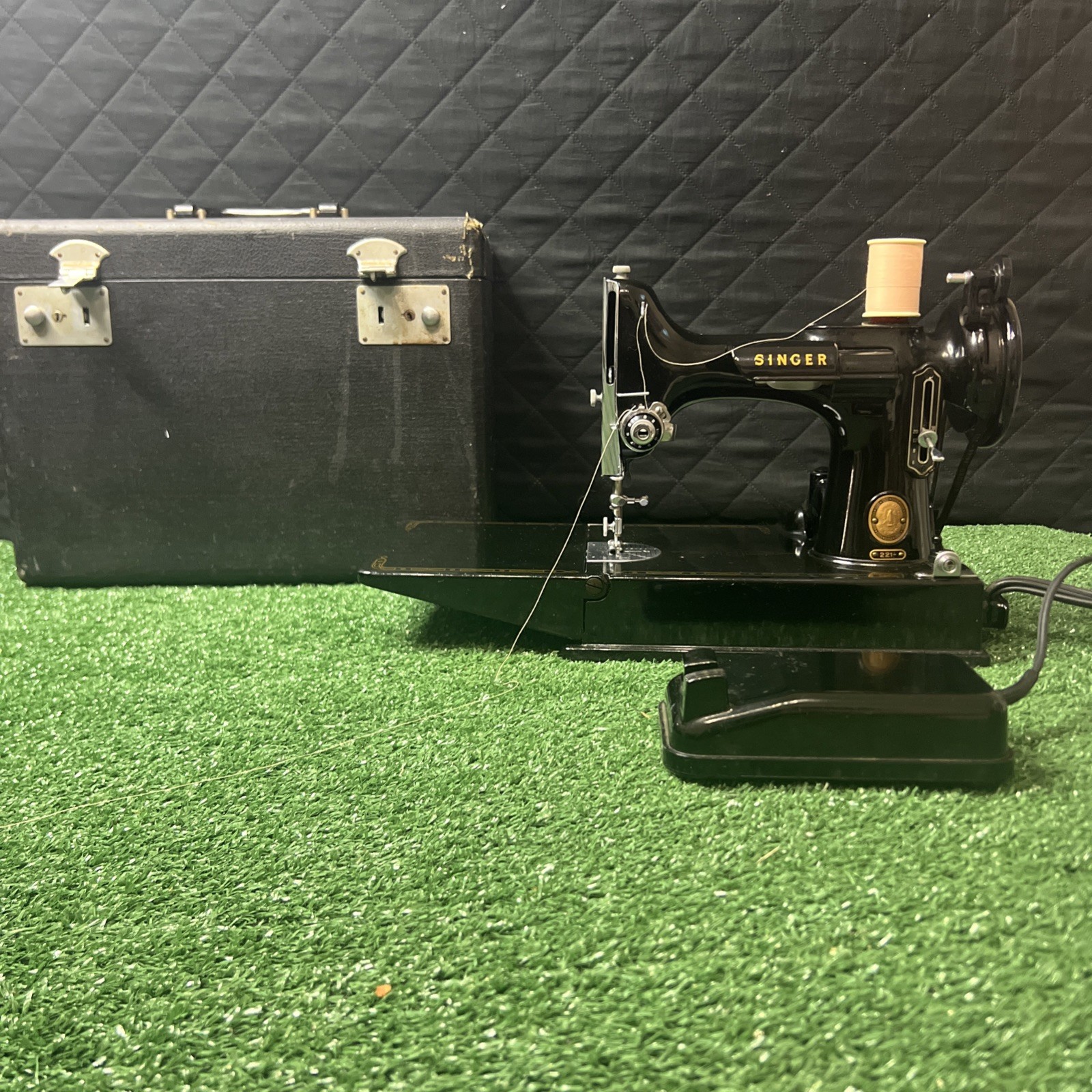 1947 Portable Singer 221-1 Featherweight Electric Sewing Machine Case Video 🎥⭐️ 1947 Portable Singer 221-1 Featherweight Electric Sewing Machine Case Video 🎥⭐️