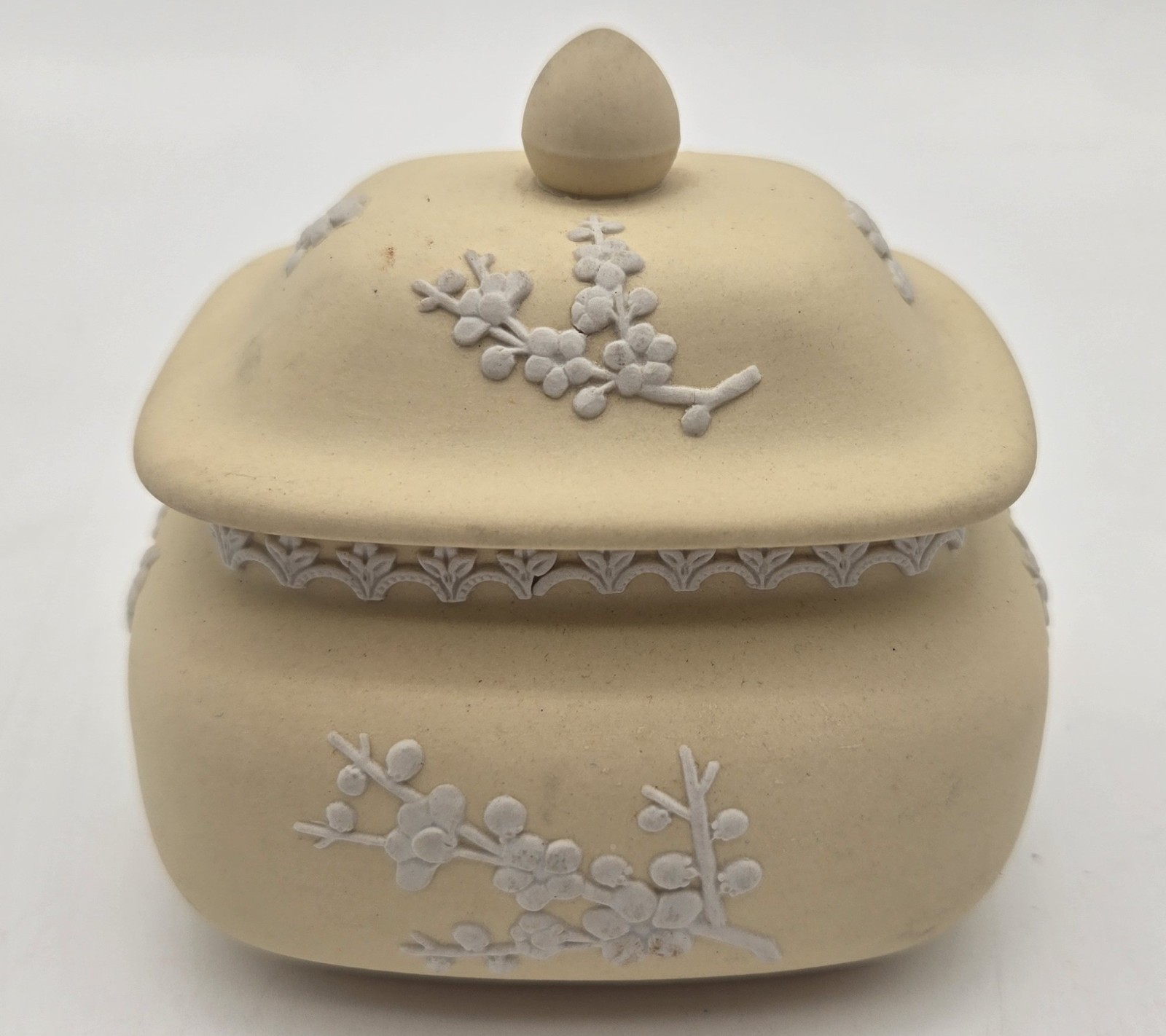 Wedgwood Primrose Yellow Jasperware Trinket Box Neoclassical England