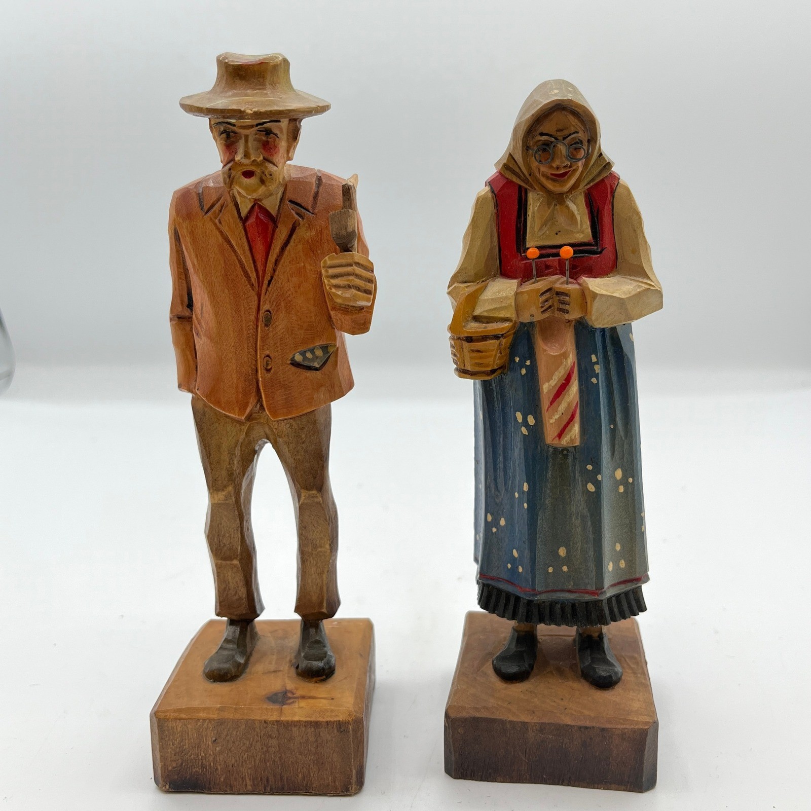 Vtg Hand Carved Wood Folk Art Peasant Couple Figurines Man Pipe Woman Knit READ