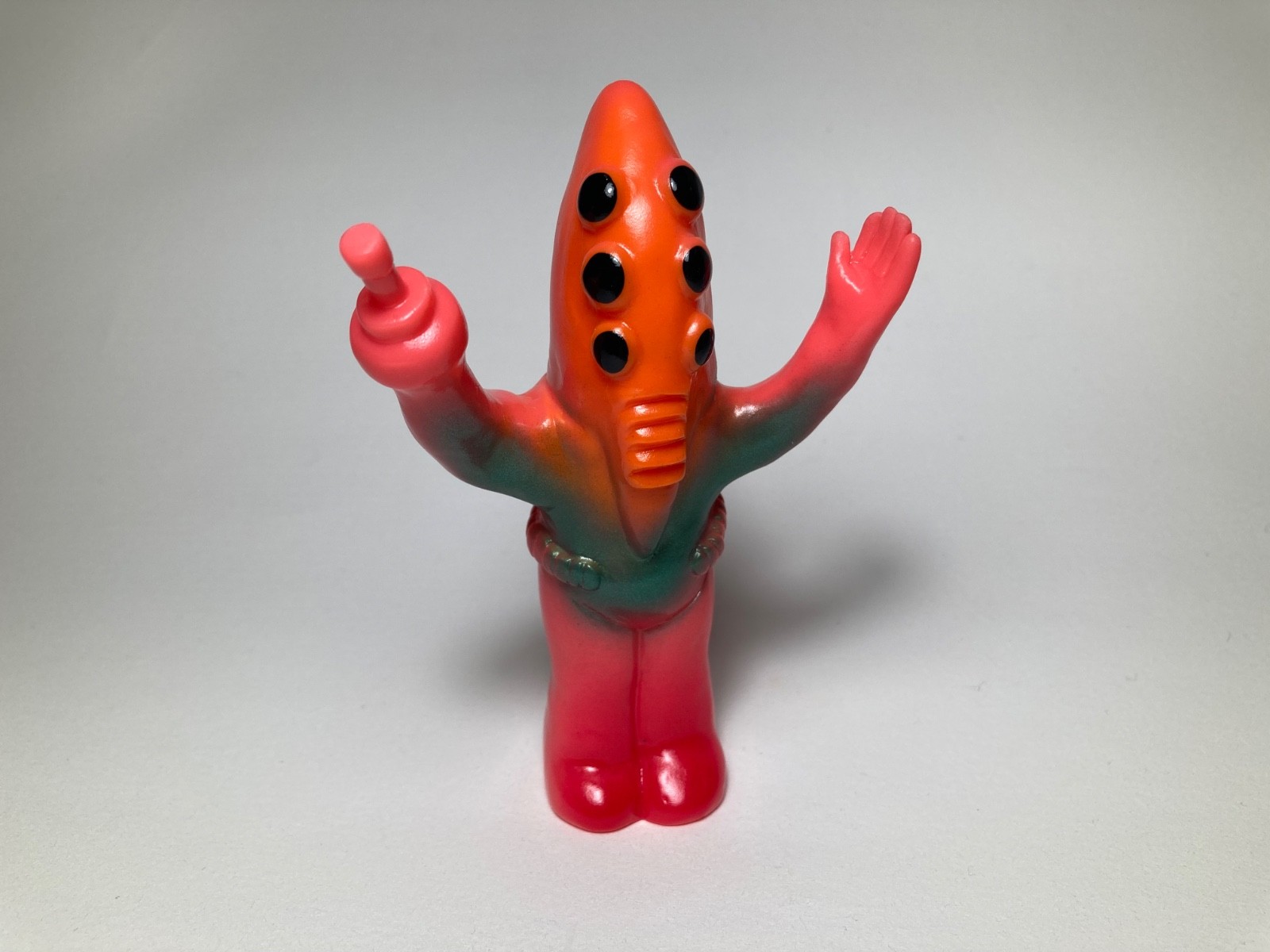 Maura Toy Himitsu Kaiju Series Designer Toy Sofubi Finger Puppet Pink Alien