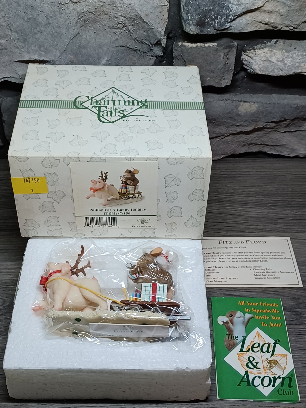 Fitz and Floyd Charming Tails Pulling For A Happy Holiday 87/150 Figurine