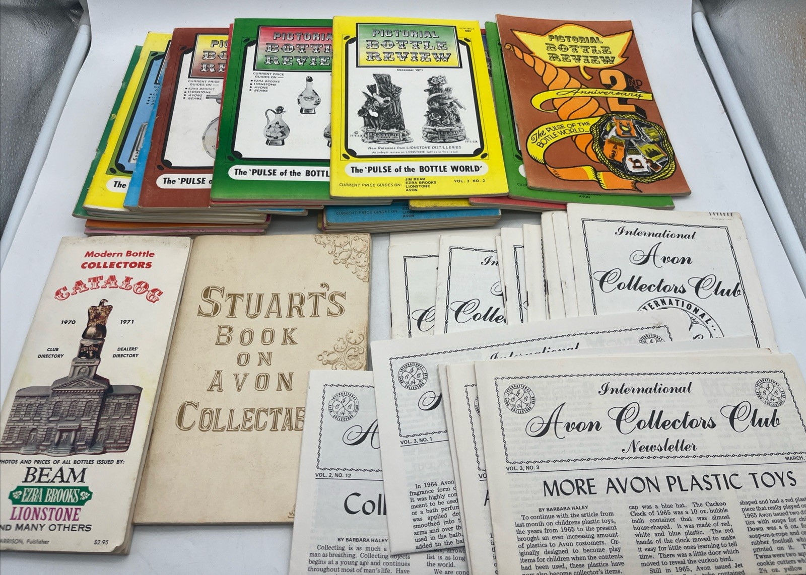 Vintage 1970-72 Bottle & Avon Collector Magazines & Ephemera
