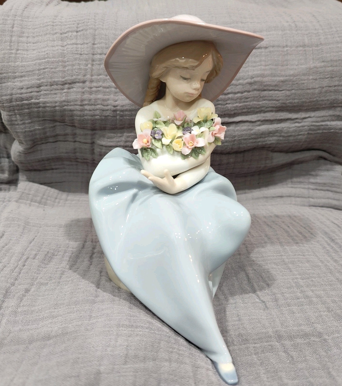 Lladro 5862 Fragrant Bouquet Girl Porcelain Figurine Mint Condition 