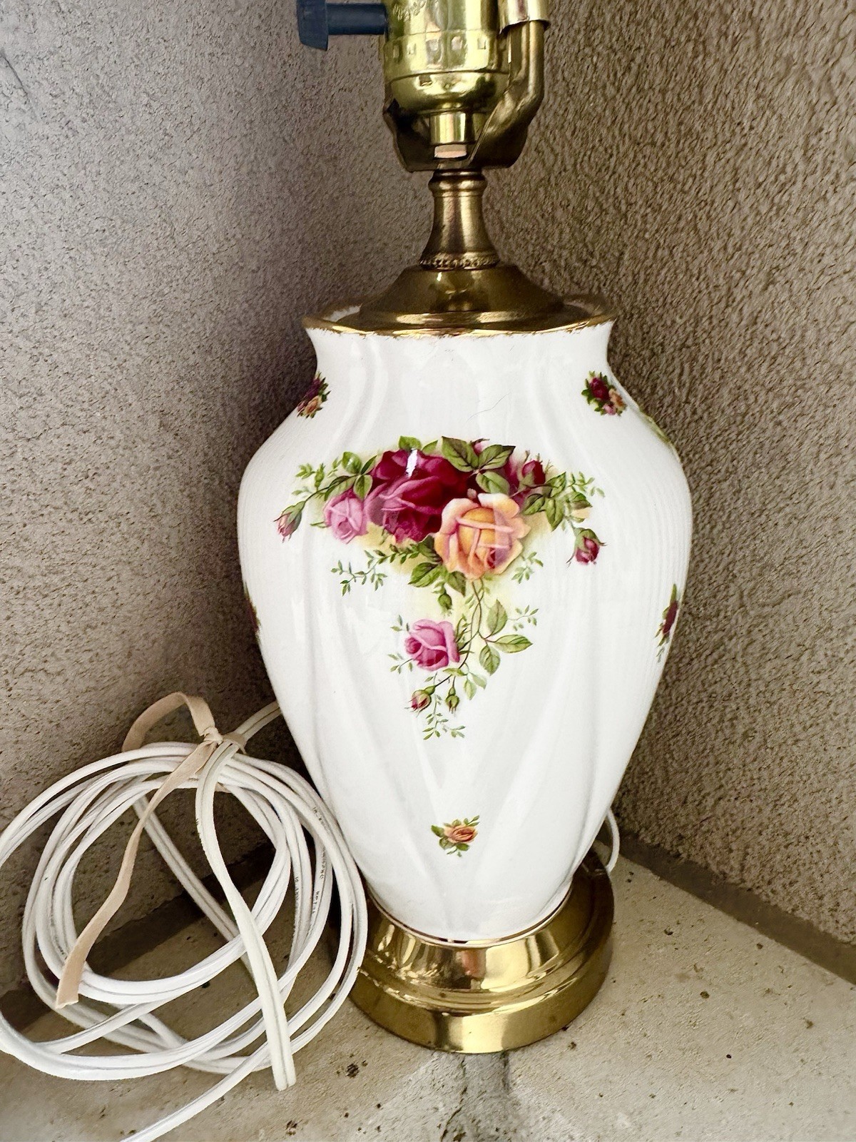 GorgeousRareVintage Royal Albert Old Country Roses Table Lamp.Mint GorgeousRareVintage Royal Albert Old Country Roses Table Lamp.Mint