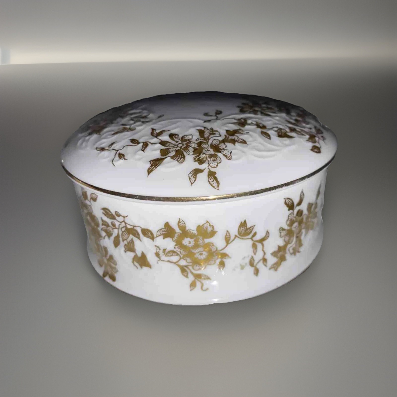 Crown Staffordshire Aristocrat Bone China Gold Vntg Discontinued Round Box Rare