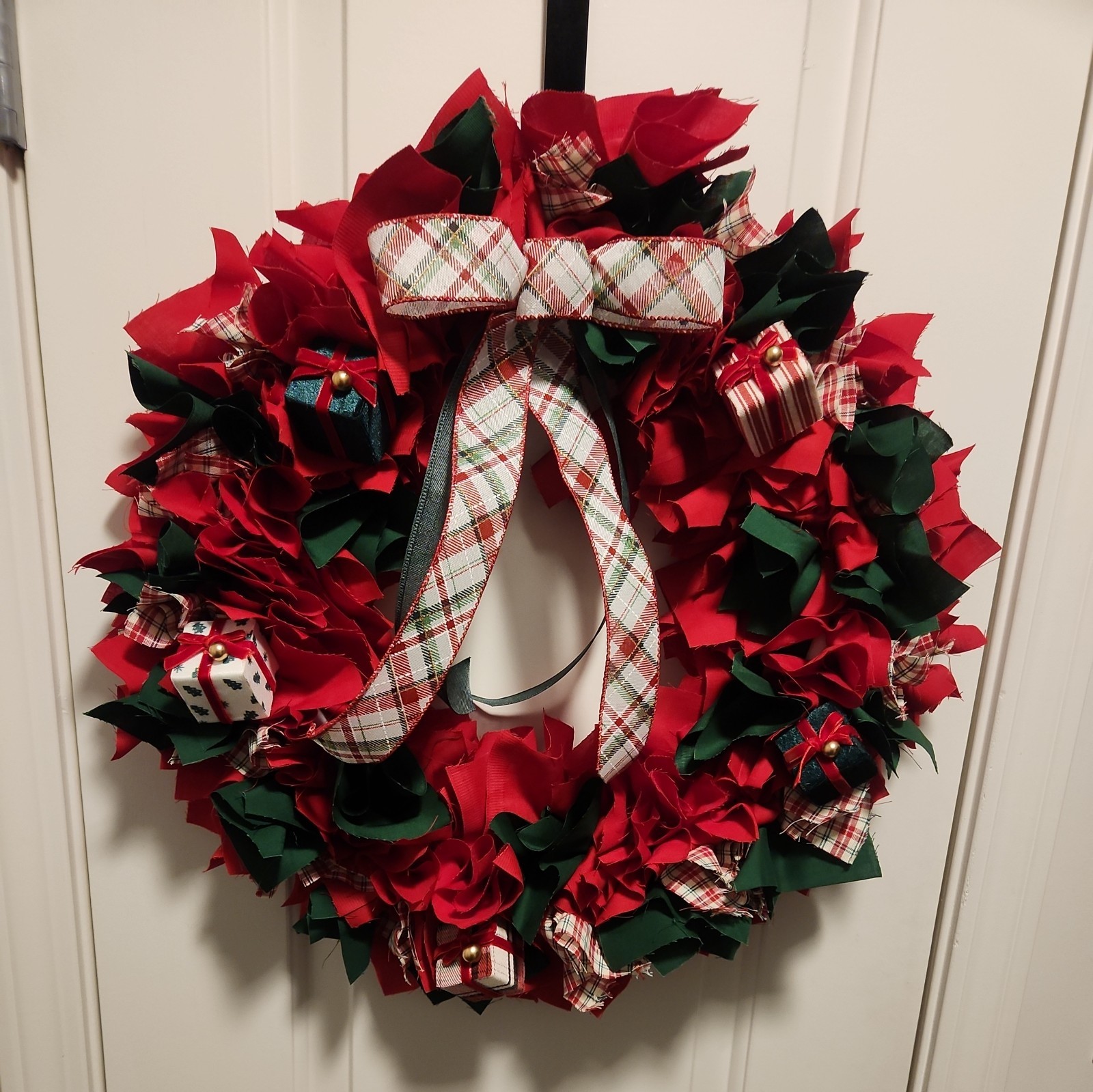 HANDCRAFTED ARTIFICIAL CHRISTMAS WREATH ~ MEDIUM 15''