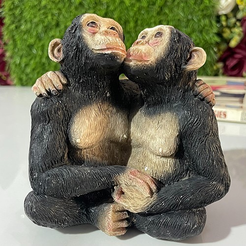 Statue Resin Vintage Two Monkeys Kissing Love Primates Rare Decorative Showpiece
