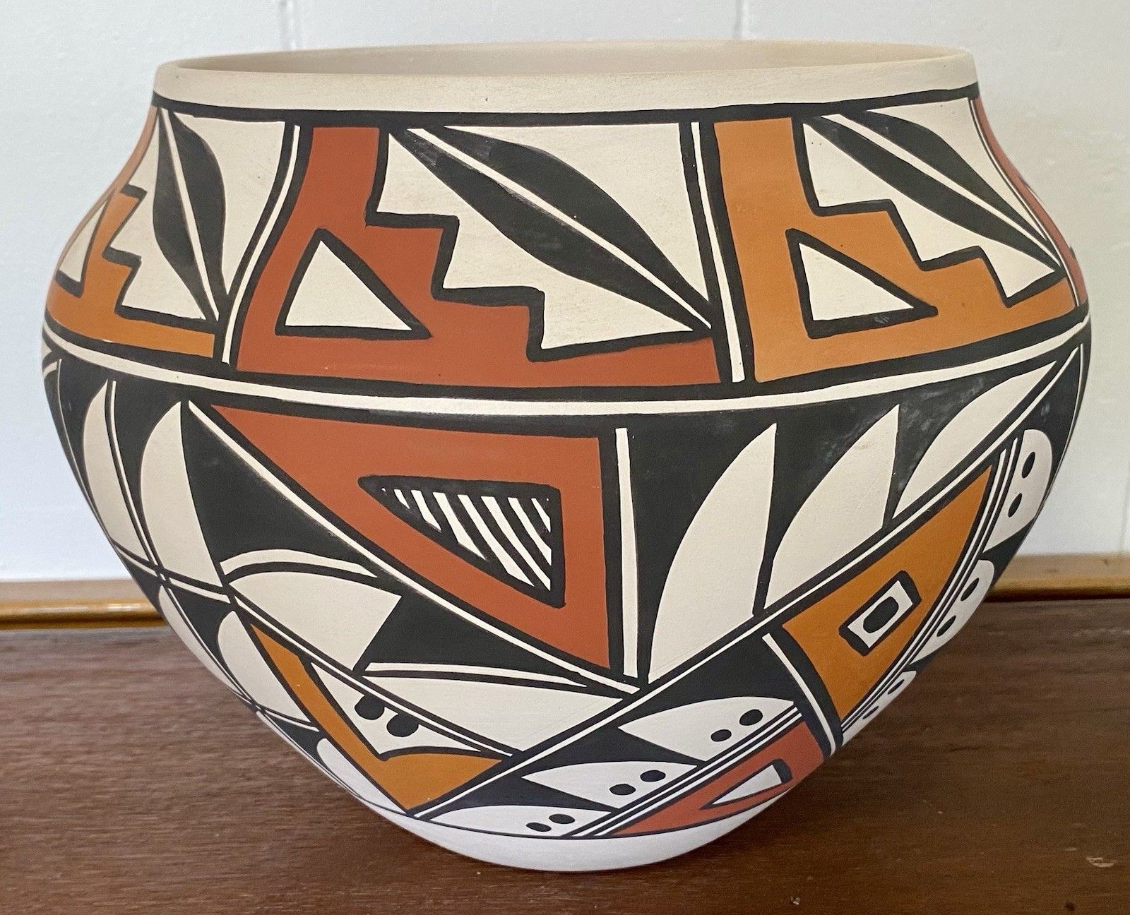 Large 9” Tall Native American Pot Acoma Pottery Signed L. Joe