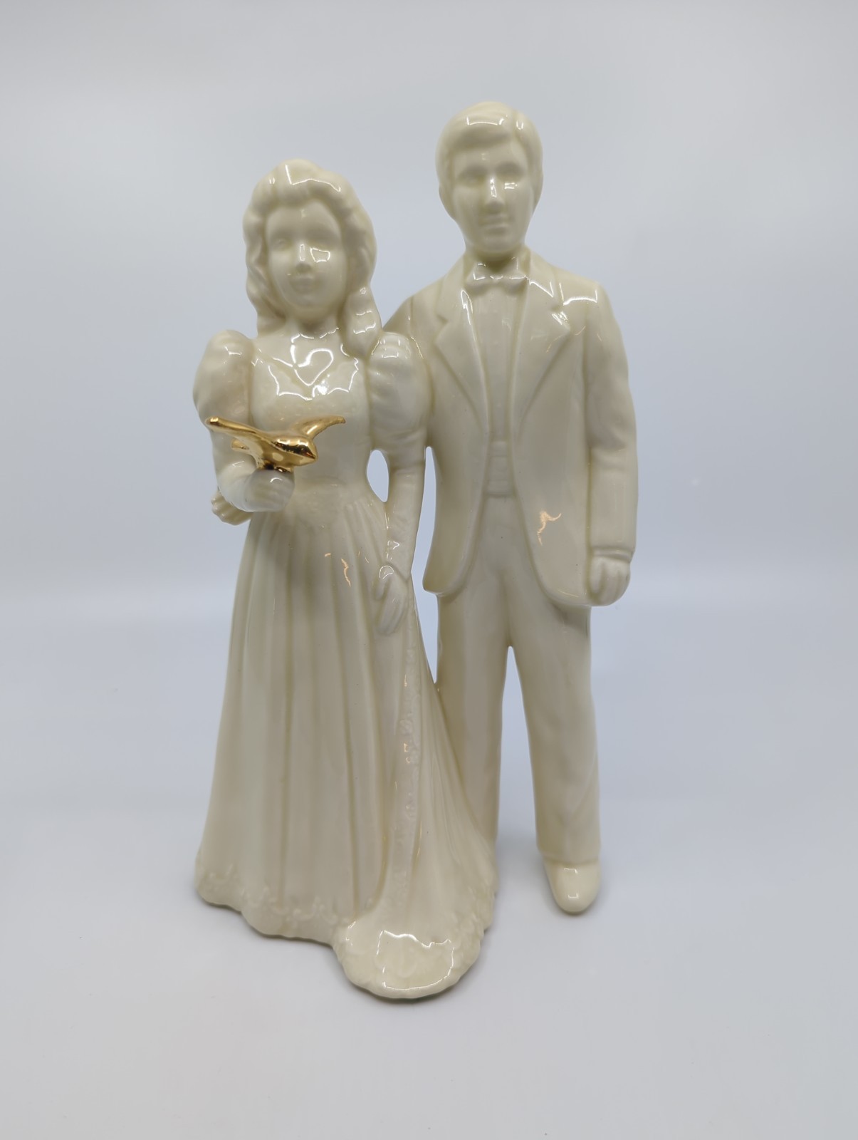 VINTAGE PORCELAIN WEDDING COUPLE FIGURINE With Dove. Ivory. Beautiful Condition VINTAGE PORCELAIN WEDDING COUPLE FIGURINE With Dove. Ivory. Beautiful Condition
