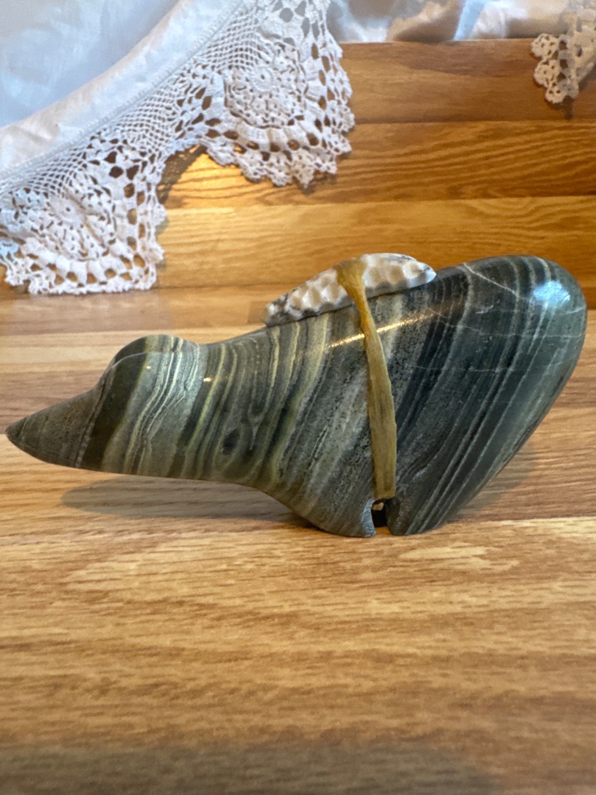 Tom Hayes, Native American -Fetish Bear Animal Carving Arrowhead Signed