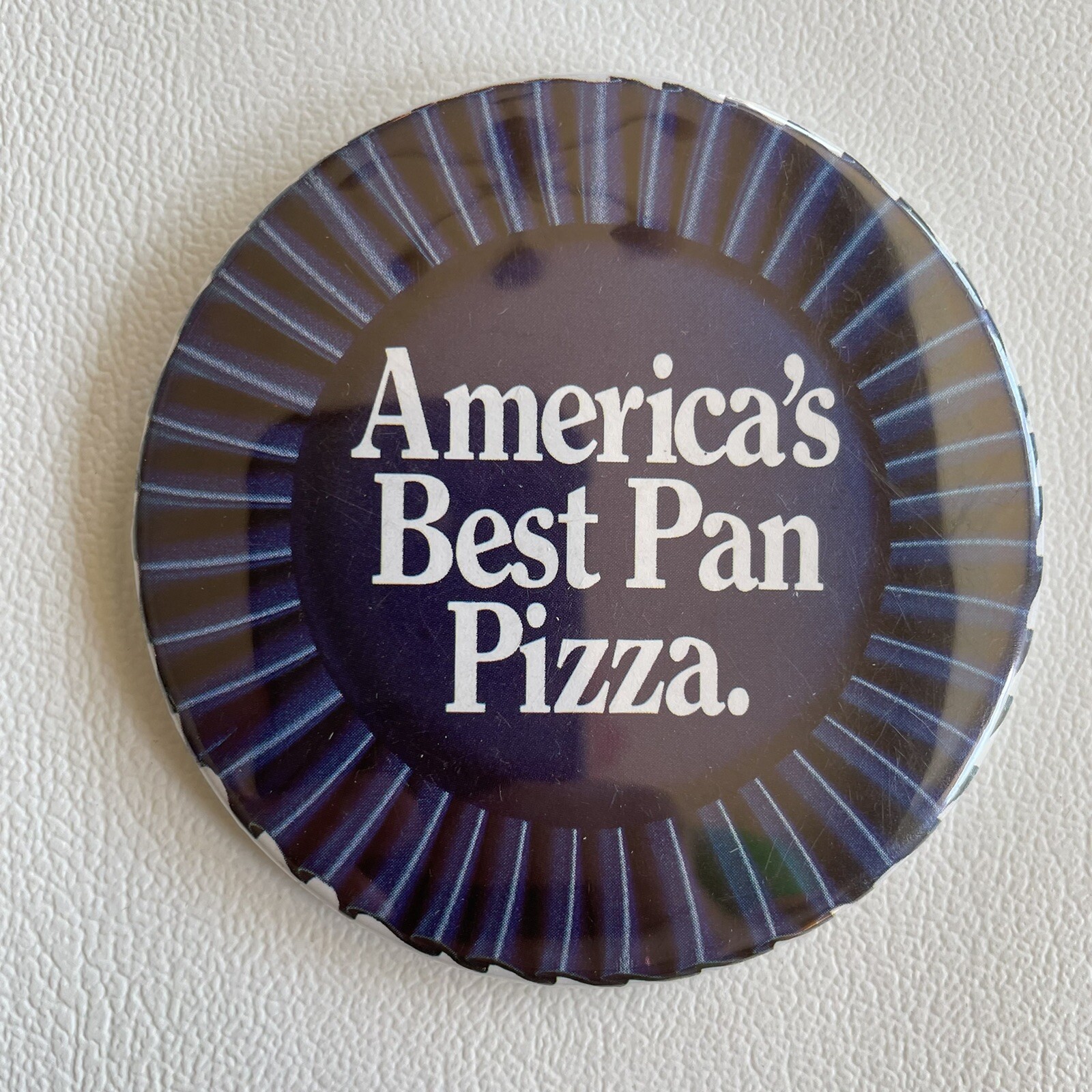 Vtg circa 1980s AMERICA’S BEST PAN PIZZA Button PIZZA HUT Pin Pinback 15U6