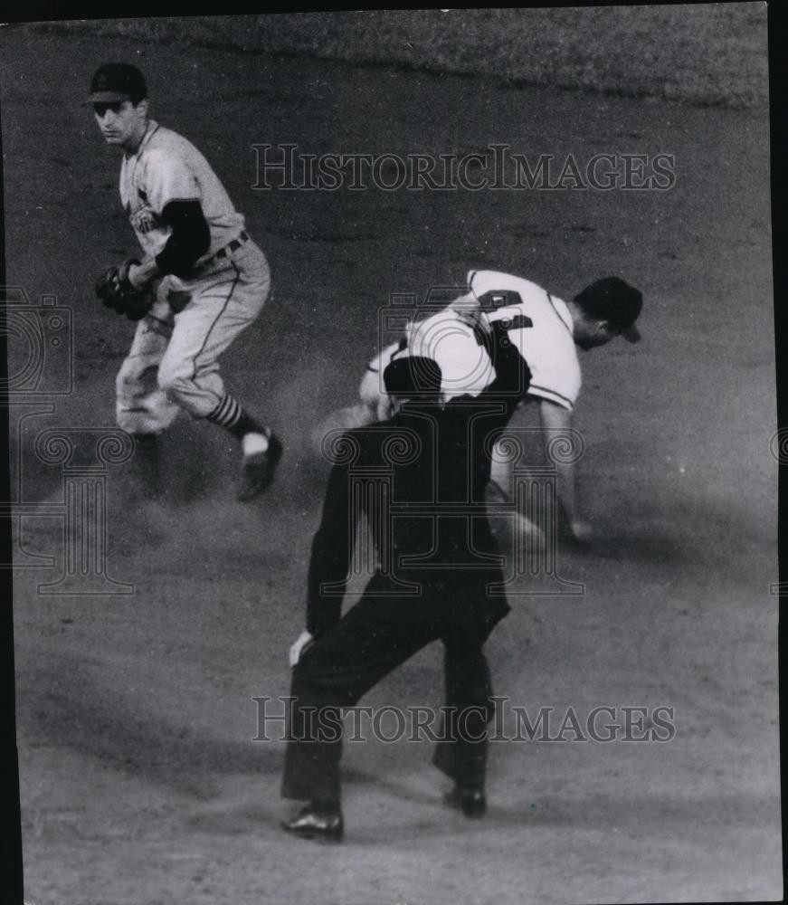 1951 Press Photo Eddie Mathews forced at second base by Henry Aaron - mjs00906