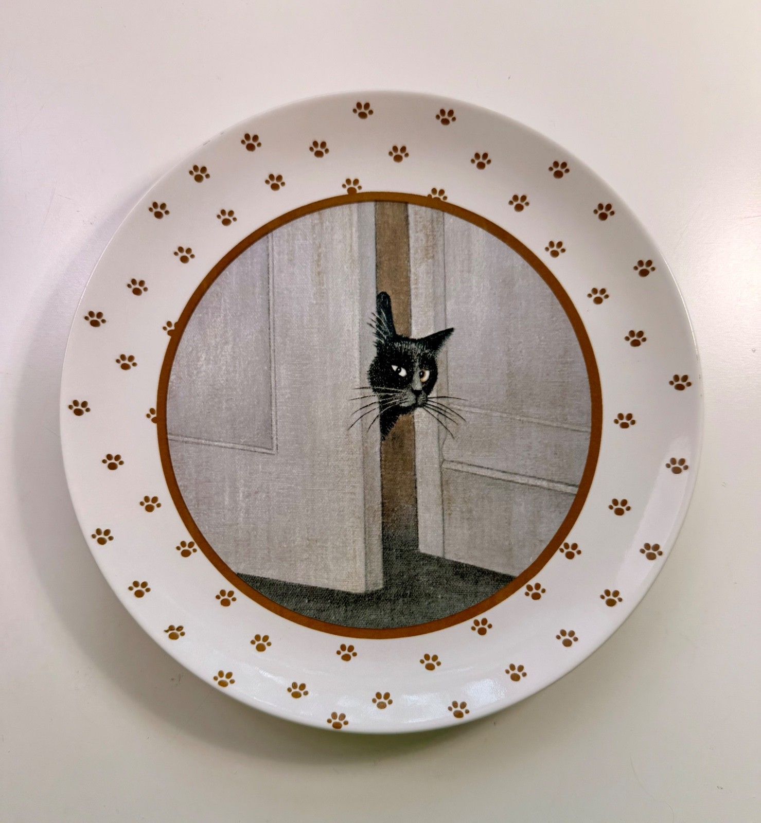 Vintage Lowell Herrero Plate by Vandor CAT SNEAKING THROUGH DOOR dated 1984