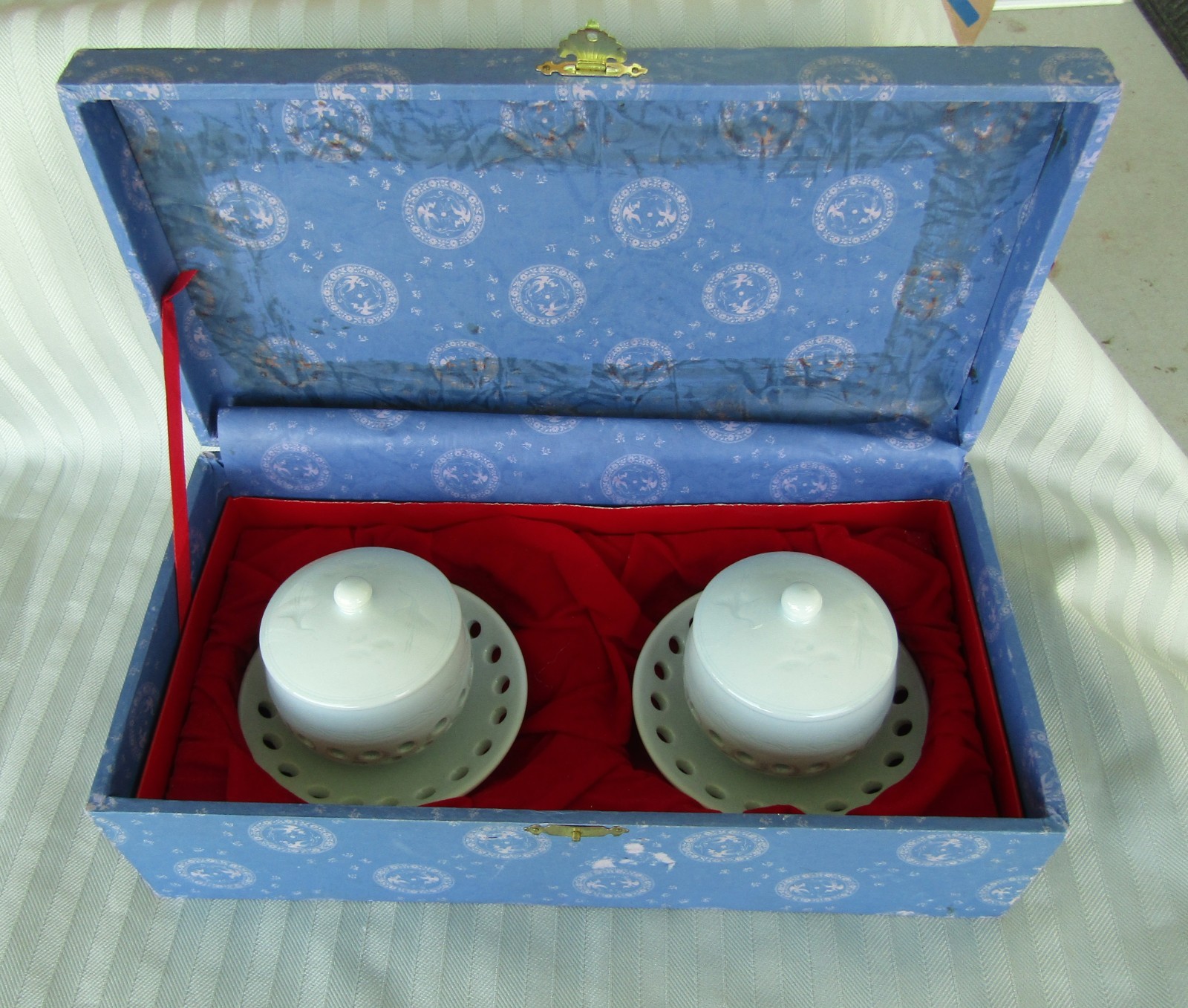 Celadon Tea Cup Infuser w/lid Design Set Of 2 pale green, Crane design, Asian Celadon Tea Cup Infuser w/lid Design Set Of 2 pale green, Crane design, Asian
