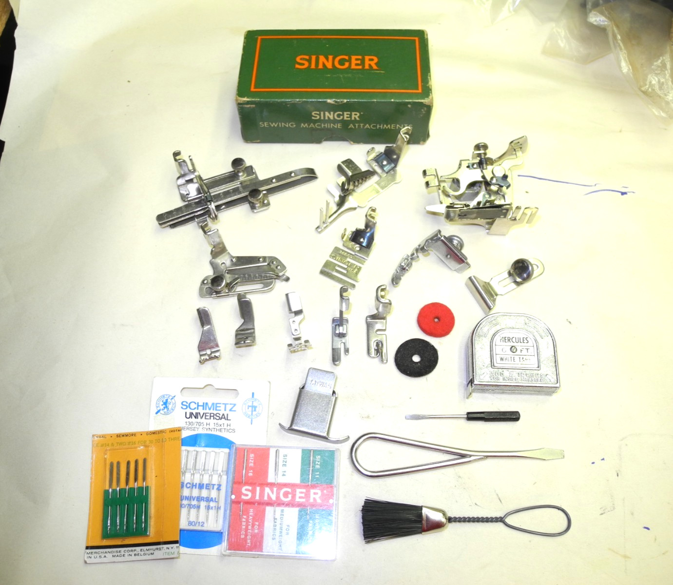 VINTAGE SINGER SEWING MACHINE 221 FEATHERWEIGHT ACCESSORY KIT,  TOP CONDITION