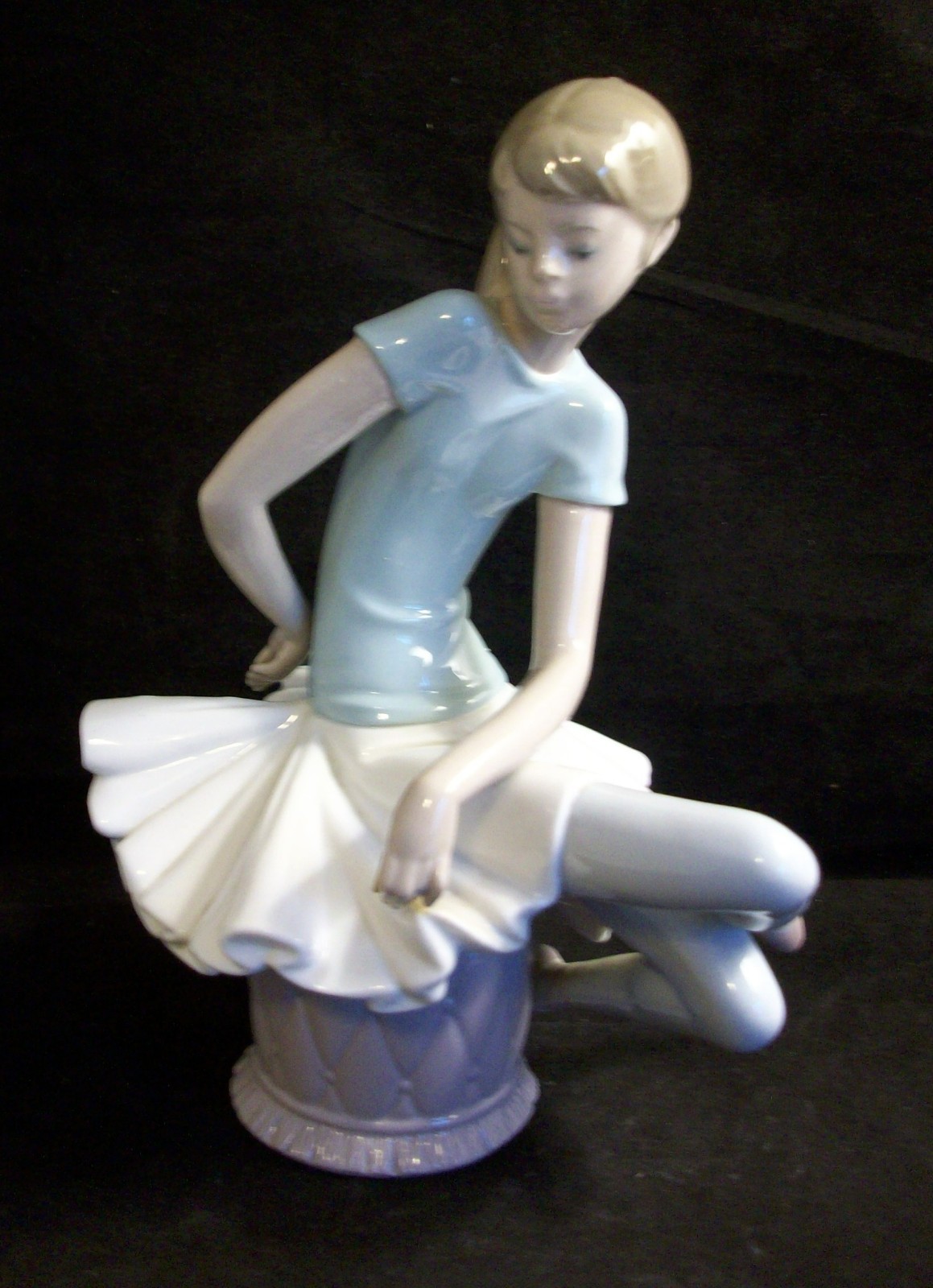 Vintage Lladro #13618 Julia Ballerina Girl Sitting Porcelain Figurine RETIRED