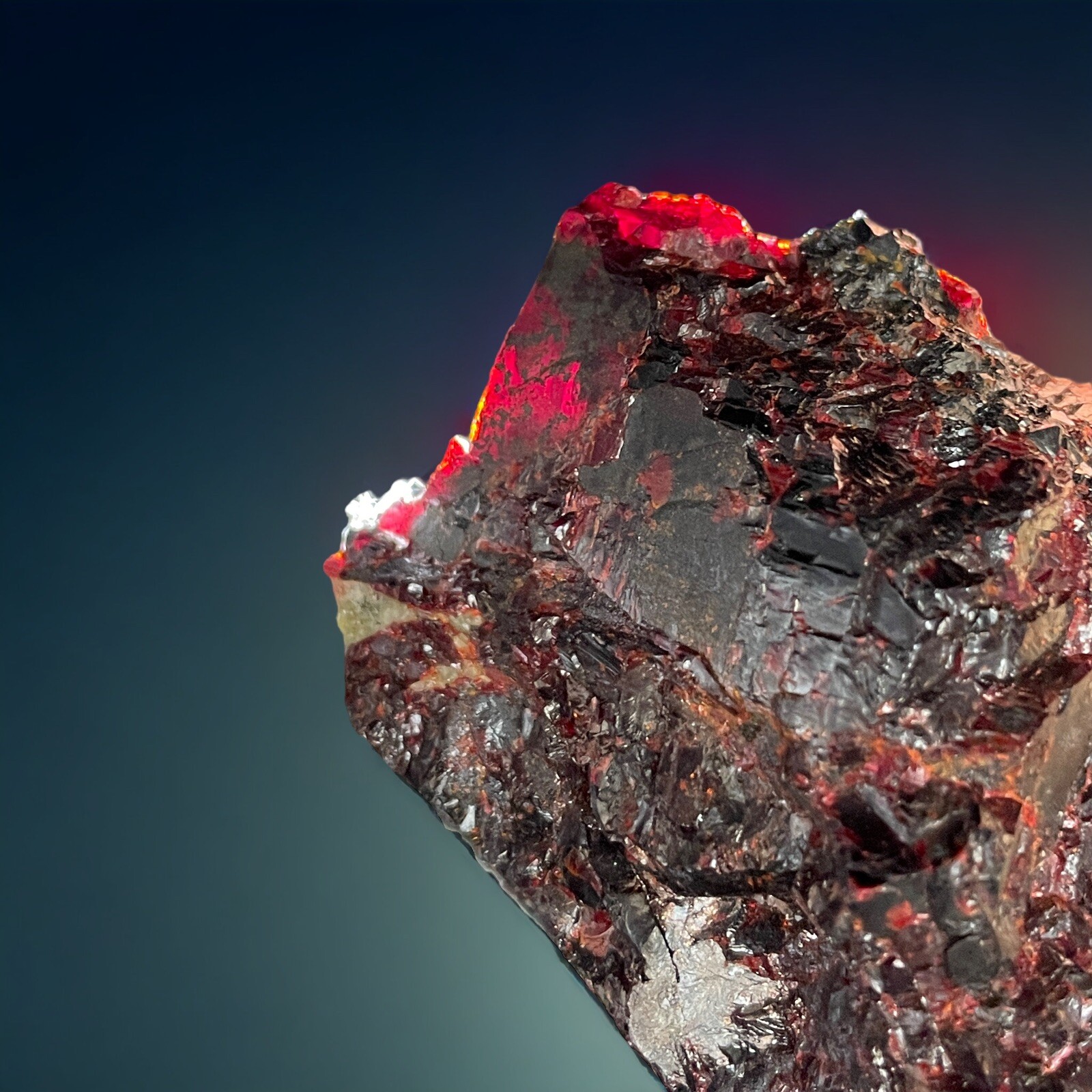 ZINCITE with WILLEMITE (FLUORESCENT) - 198g - *New Jersey, USA* ZINCITE with WILLEMITE (FLUORESCENT) - 198g - *New Jersey, USA*