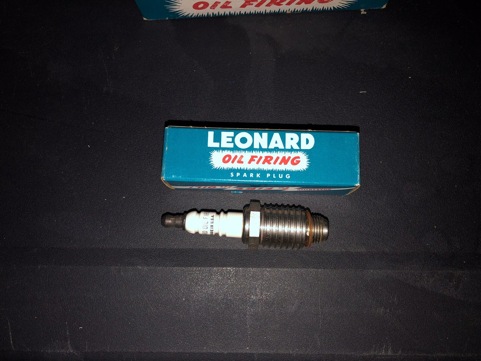 VINTAGE NOS Leonard Oil Firing Spark Plug 14MM VERY UNUSUAL