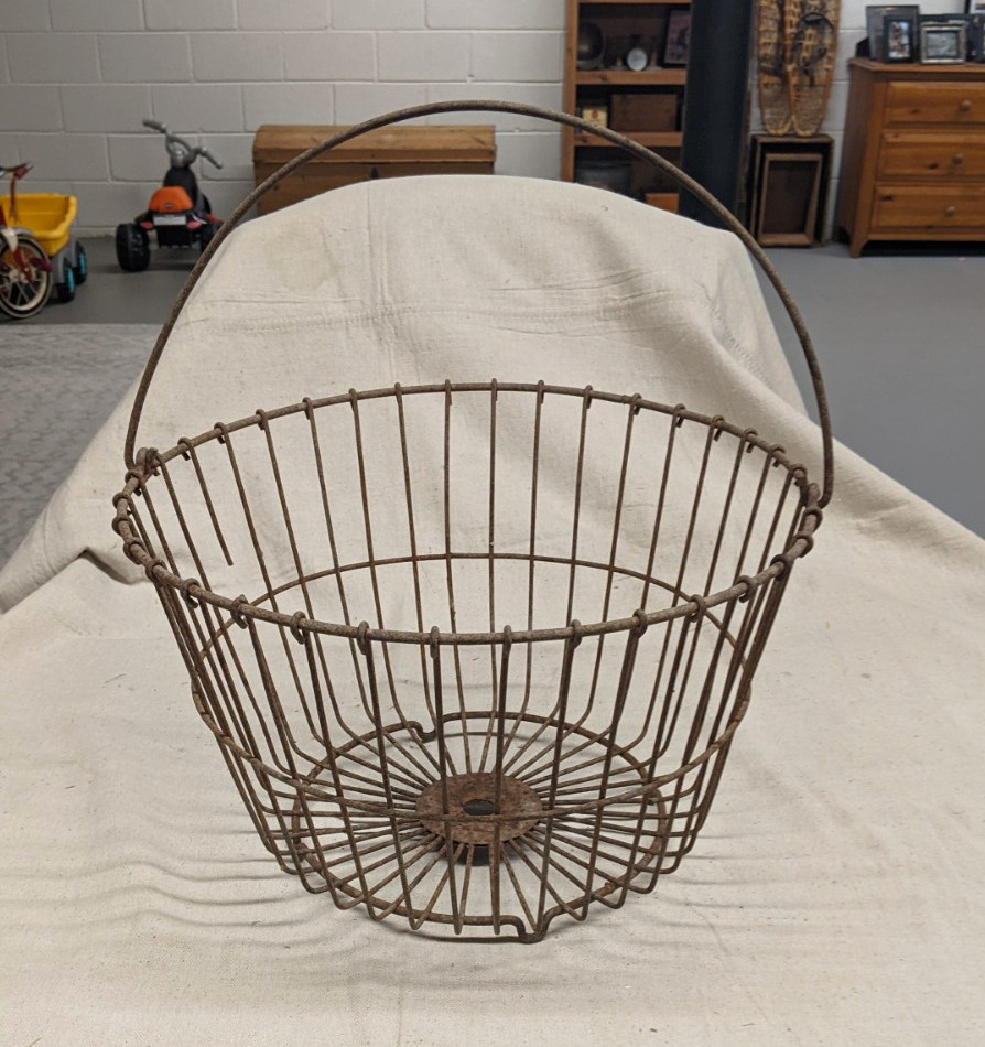 Vintage Antique Finish Round Brown Metal Wire Mesh Basket w/ Handle Country