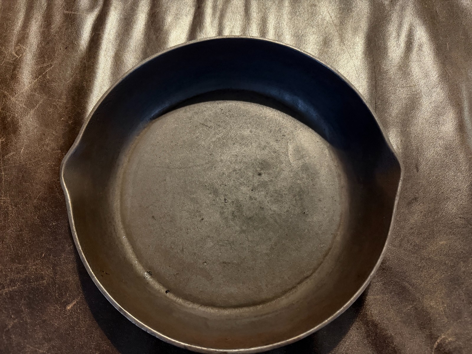 Vintage Unmarked T Eaton/Wagner/? Hammered/Dimpled Cast Iron Skillet #8-10