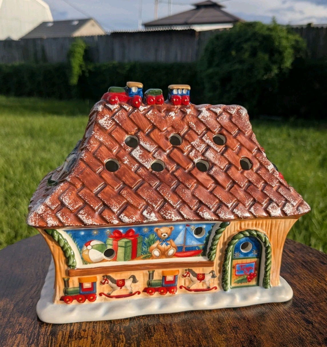 Villeroy & Boch NWOT North Pole Express Toy Workshop Candle House
