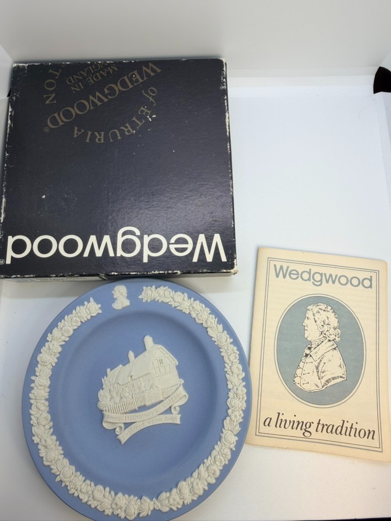 Wedgwood Jasperware Anne Hathaway's Cottage Plate Blue White 4042 Box Booklet En