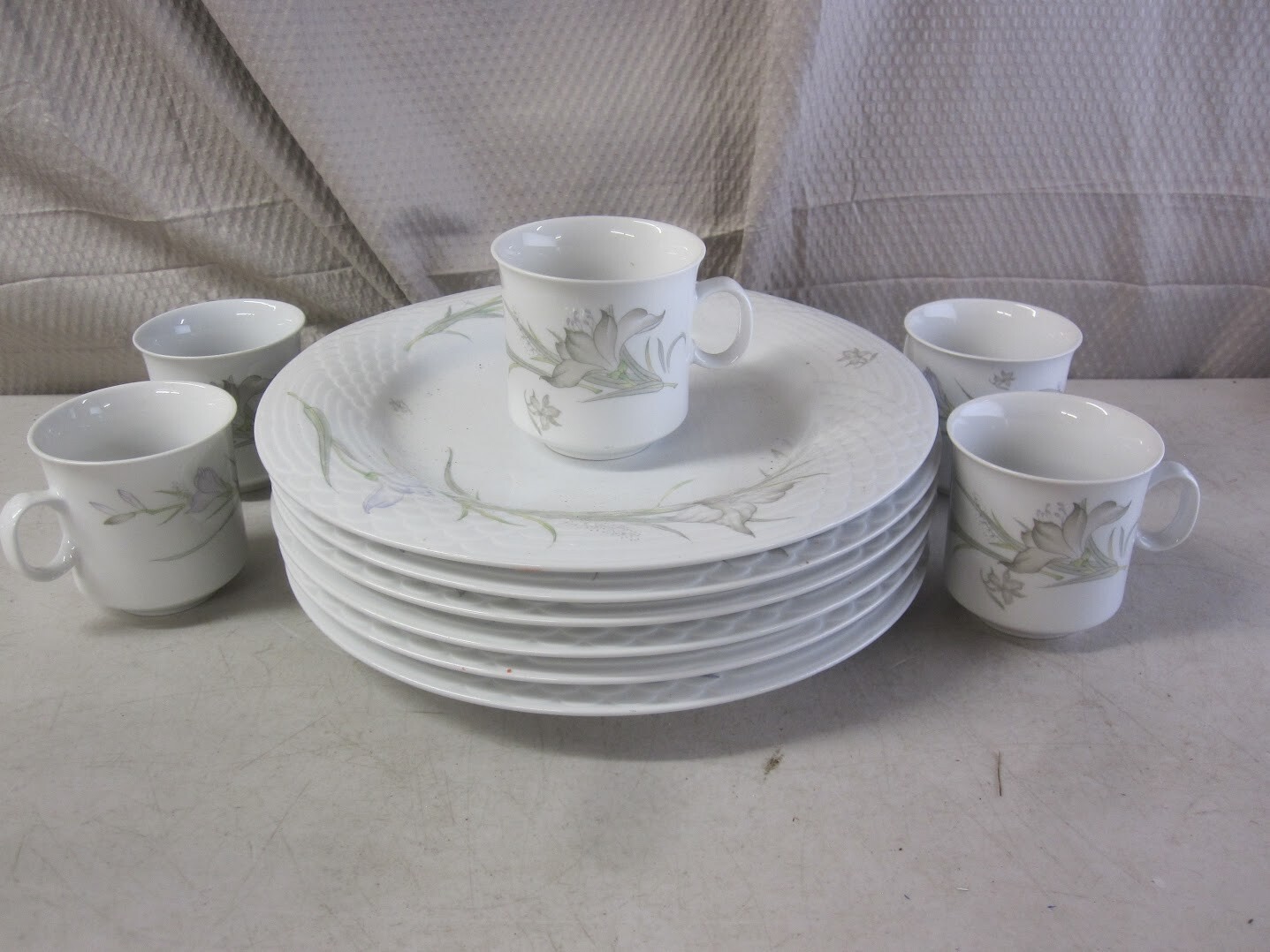 Vintage China Pearl Daffodil 6 Dinner Plate Set with 5 Matching Cups