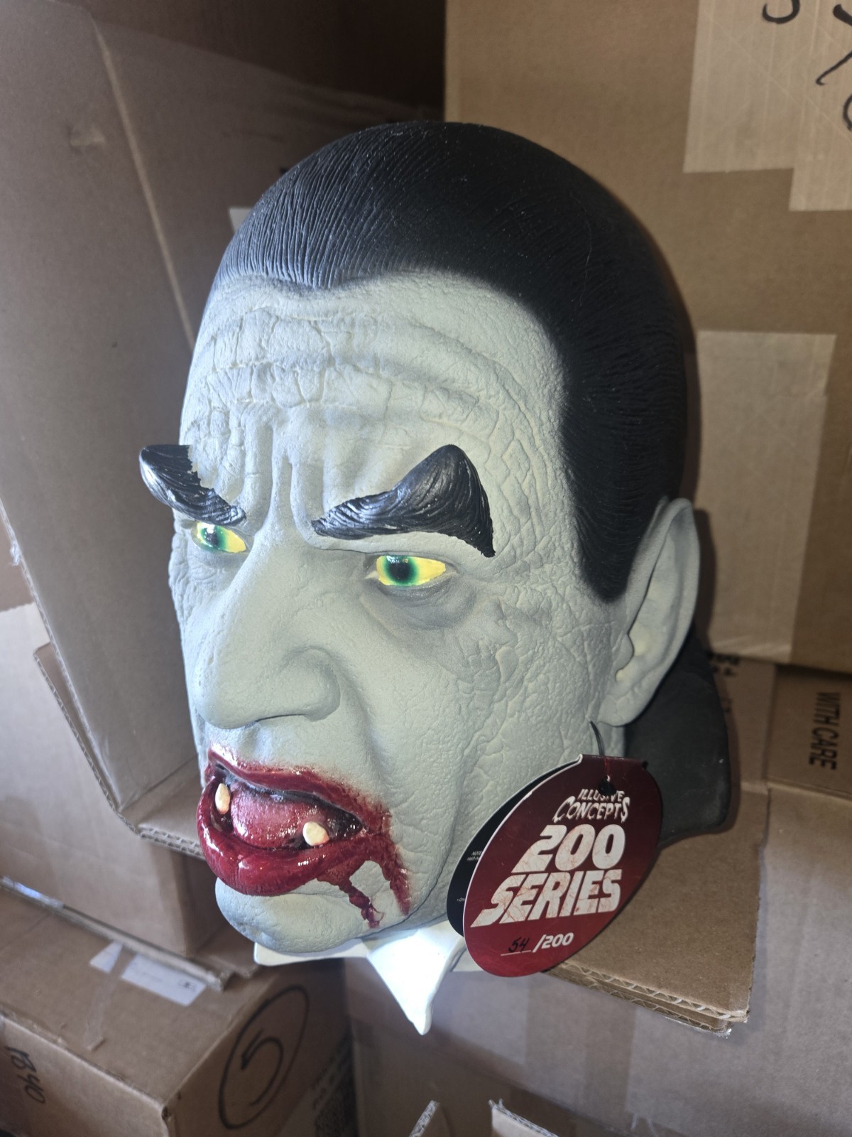 LIMITED EDITION 200 SERIES DRACULA MASK Trick Or Treat Studios Universal Monster