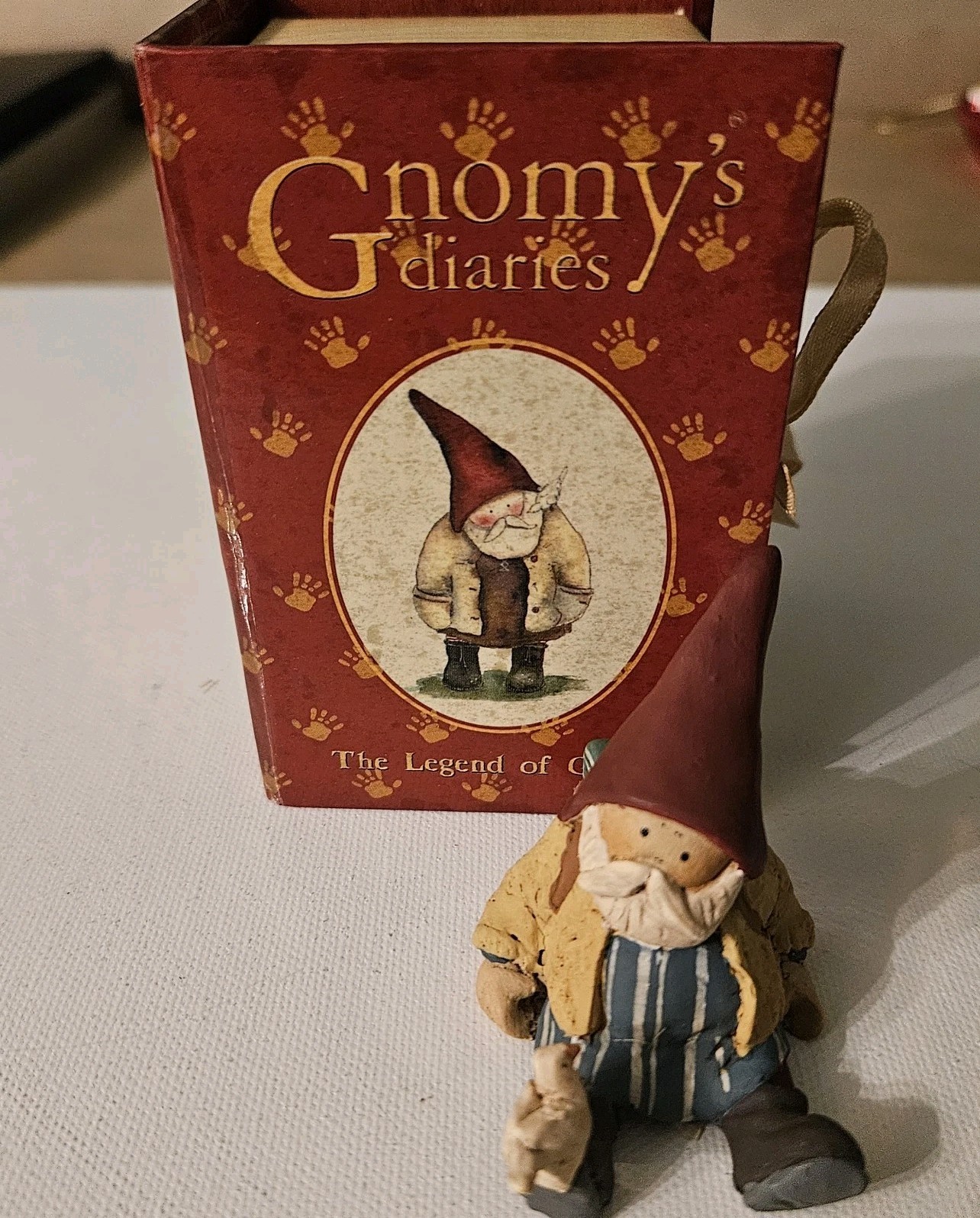 Gnomy\'s Diaries The Legend of Gnomy Sitting With Bird Figure in Box Annekabouke