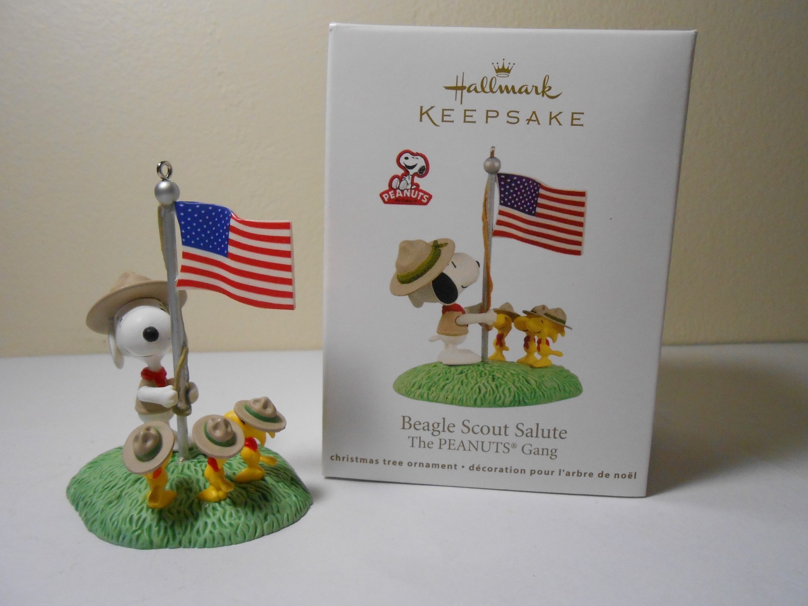 2012 Hallmark Ornament Peanuts Gang Snoopy Woodstock Beagle Scout Salute