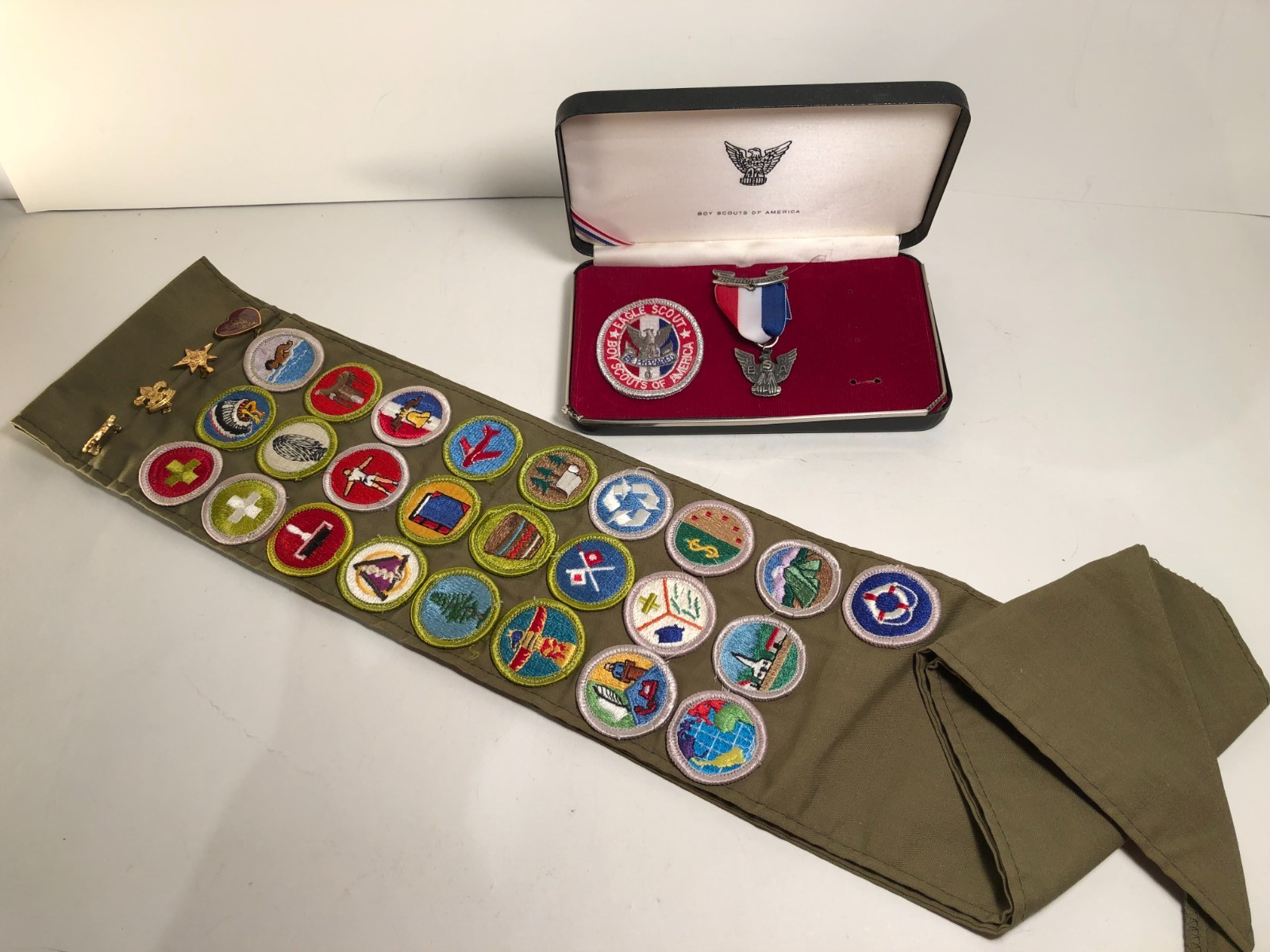 Vintage 1980's BOY SCOUTS OF AMERICA SASH W/ PATCHES & EAGLE SCOUT PIN & PATCH