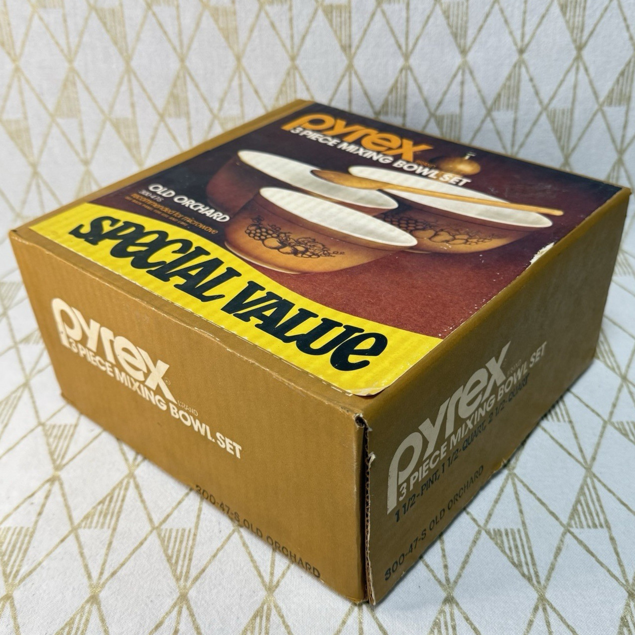 PYREX IN SEALED BOX Old Orchard 300-47-S