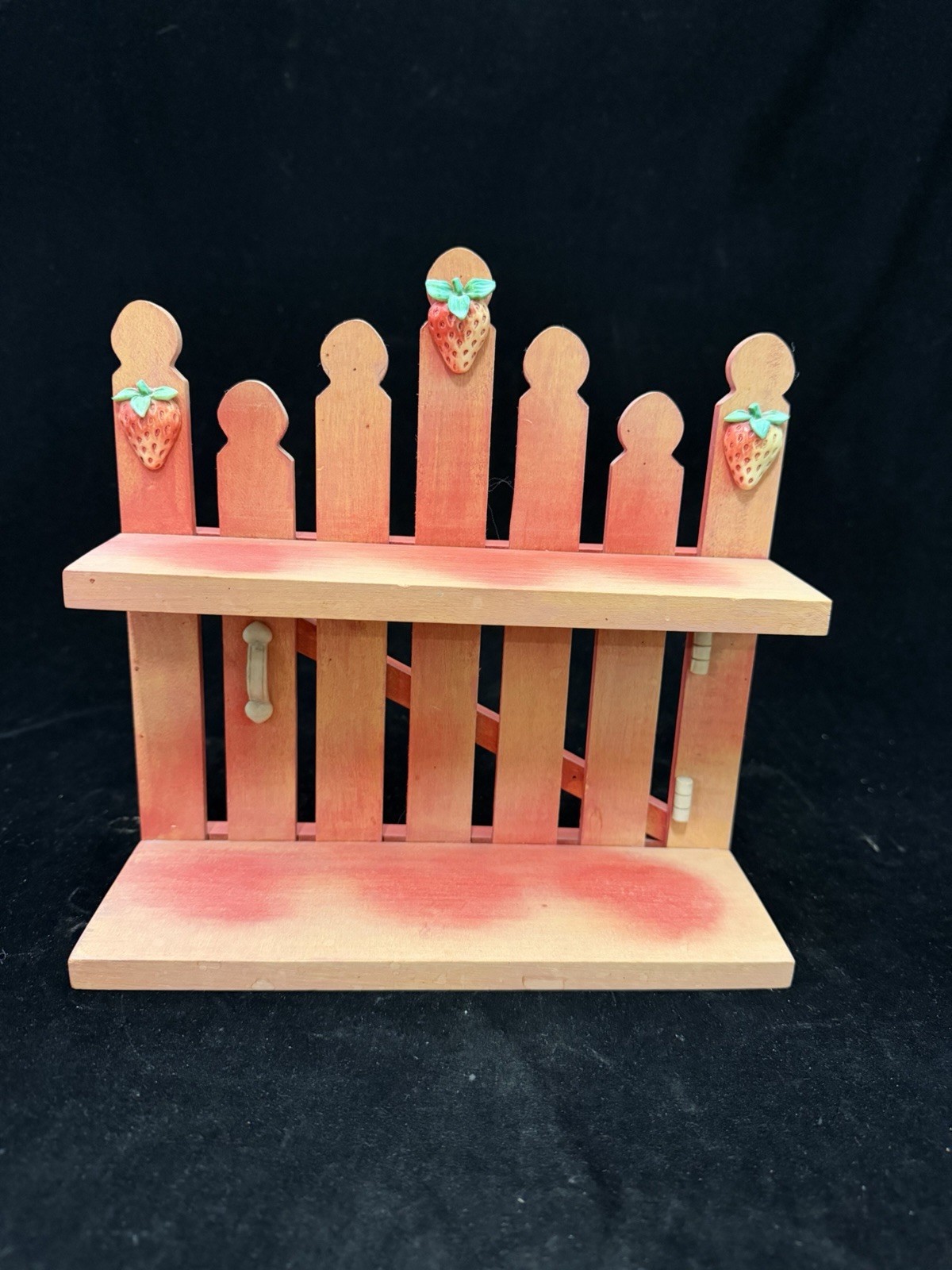 Cherished Teddies Down Strawberry Lane Red Picket Fence Display Rack Shelf 1995